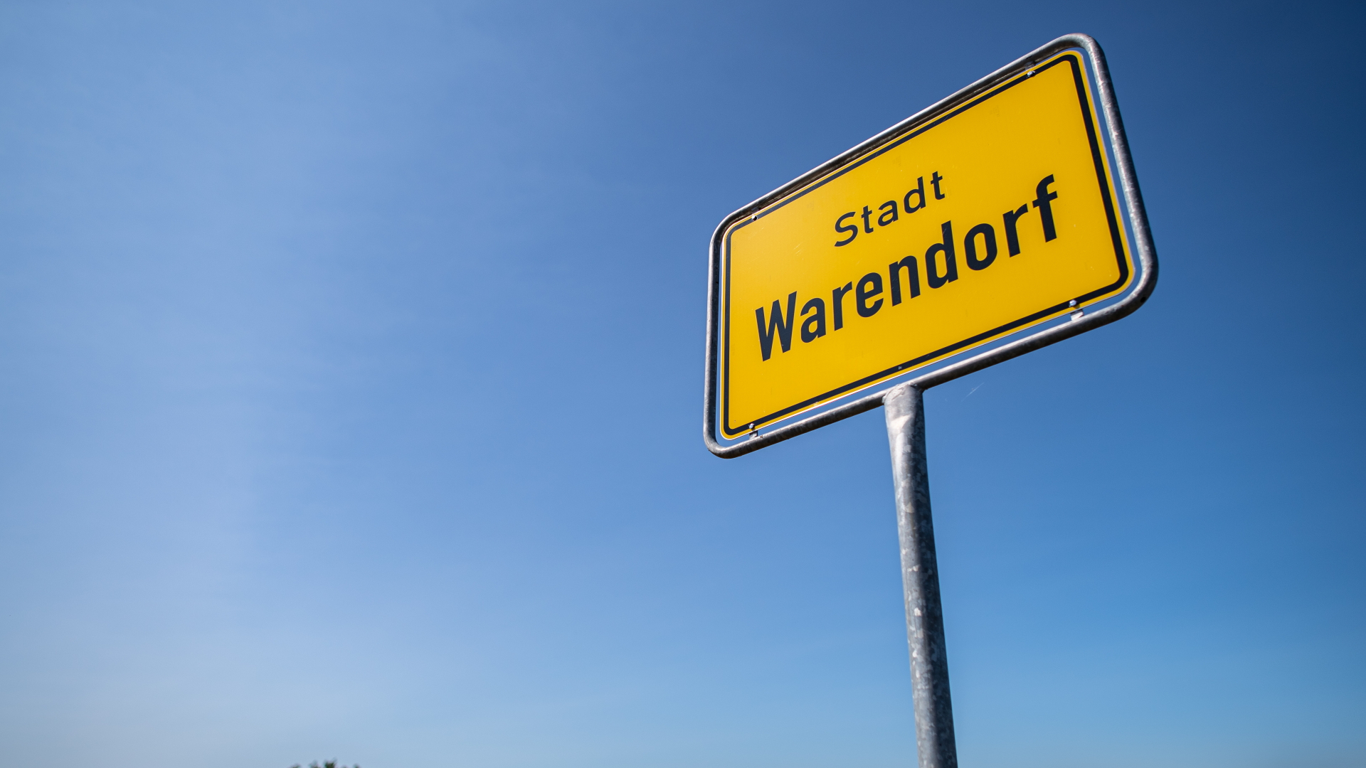 Stadt Warendorf steht auf einem Ortsschild. | dpa