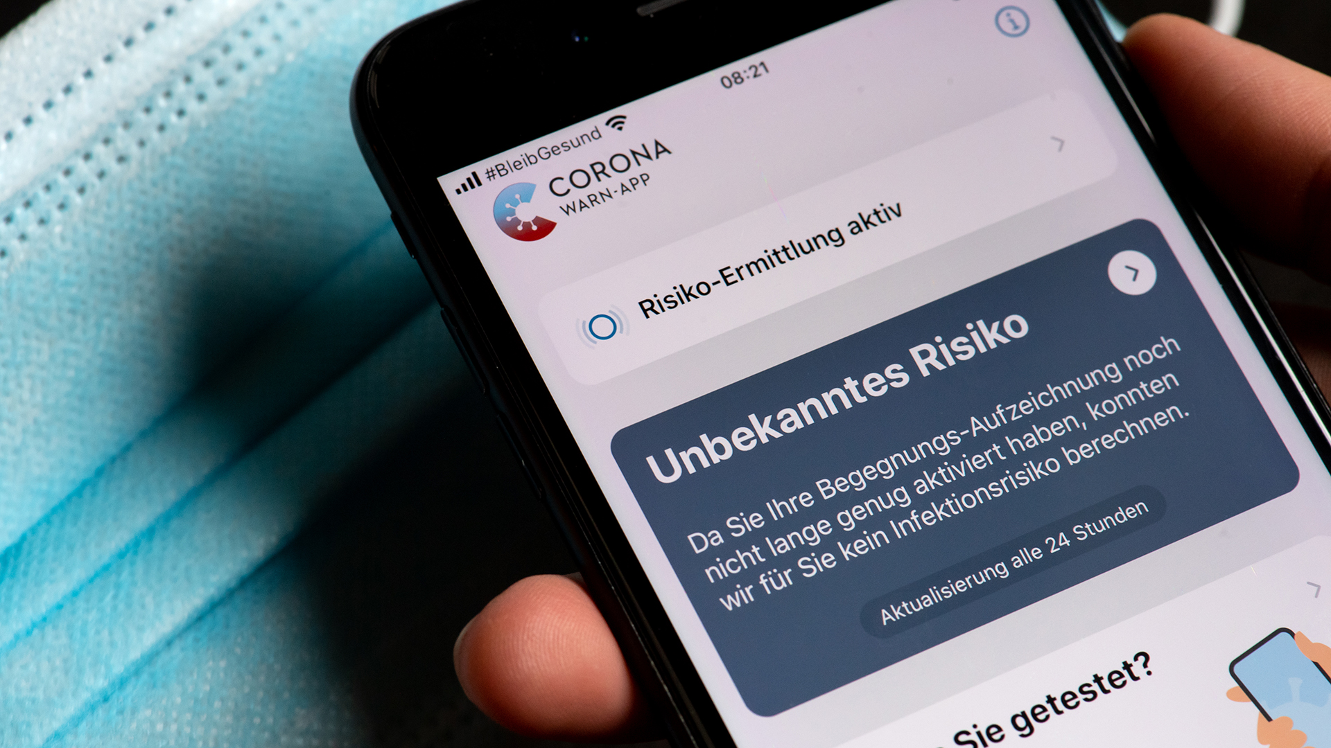 Auf einem Smartphone ist die Corona-Warn-App geöffnet | dpa