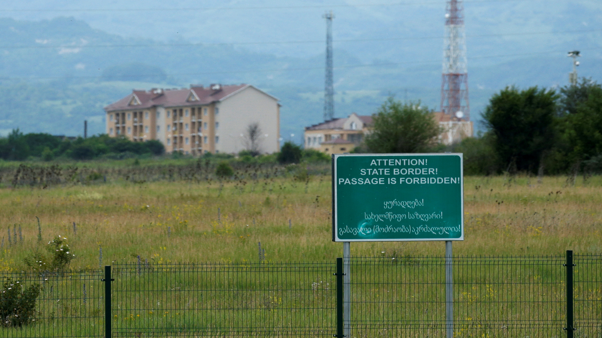 Ein Warnschild steht an der Grenze der Separatisten-Region Südossetiens. | REUTERS