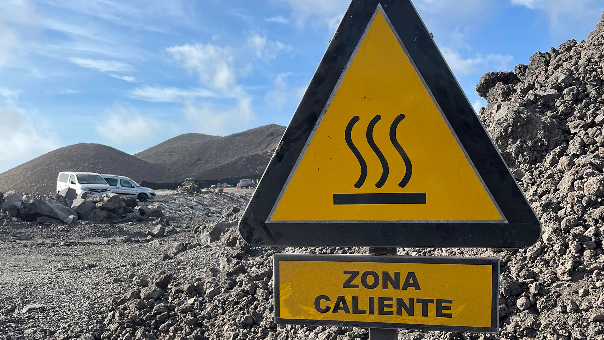Ein Warnschild mit der Aufschrift "Zona Caliente" auf La Palma. | Sebastian Kisters