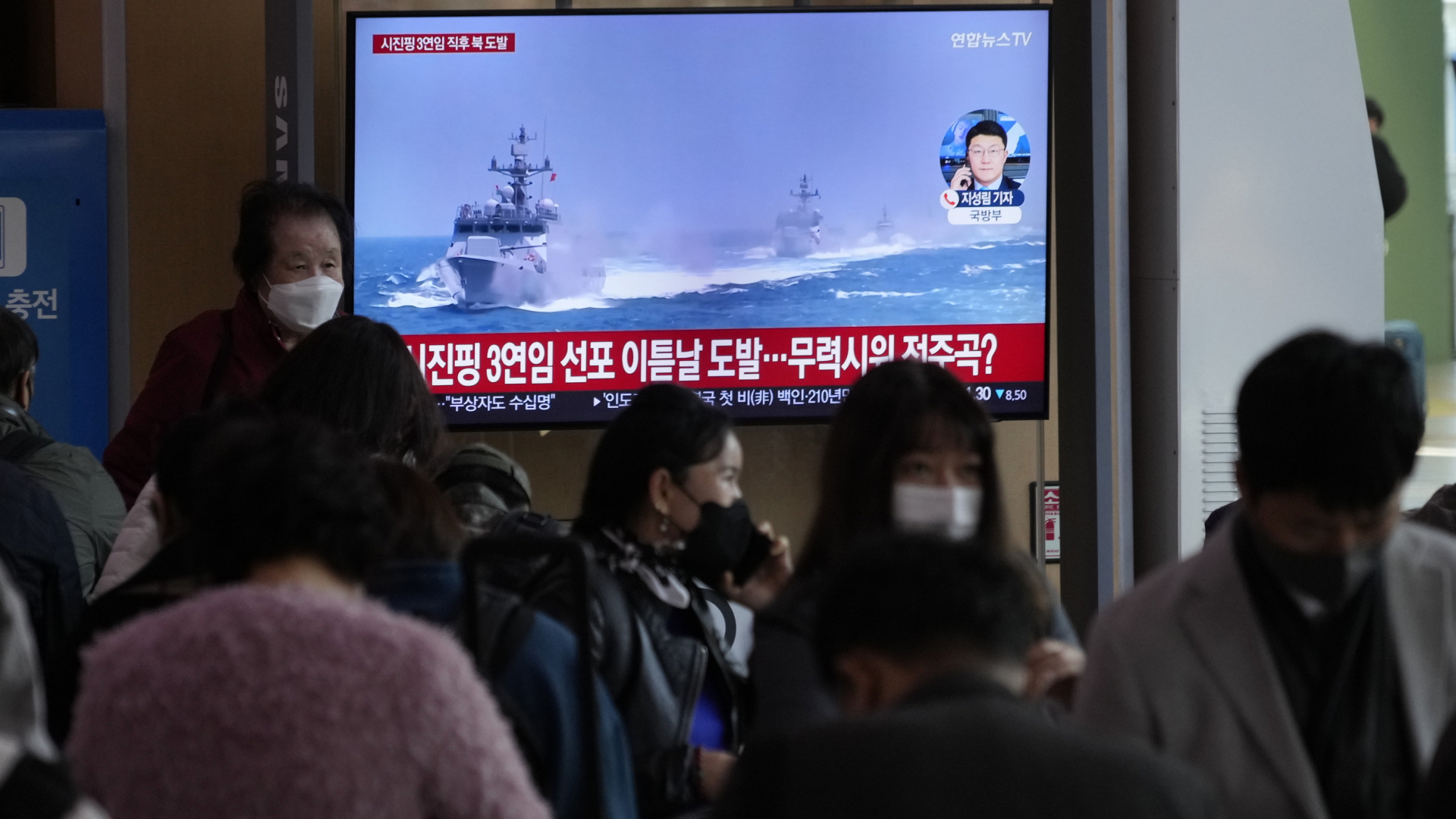 Ein Fernsehbildschirm zeigt ein südkoreanisches Kriegsschiff (Archiv) während einer Nachrichtensendung über die wachsenden Spannungen zwischen Nord- und Südkorea.  | AP