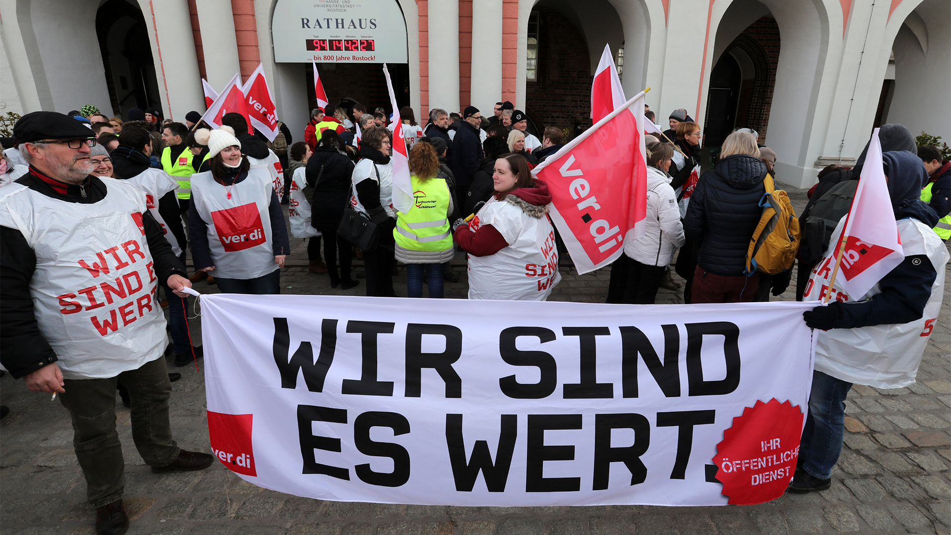 Vor dem Rathaus in Rostock haben sich Beschäftigte im öffentlichen Dienst zu einem Warnstreik versammelt.  | dpa