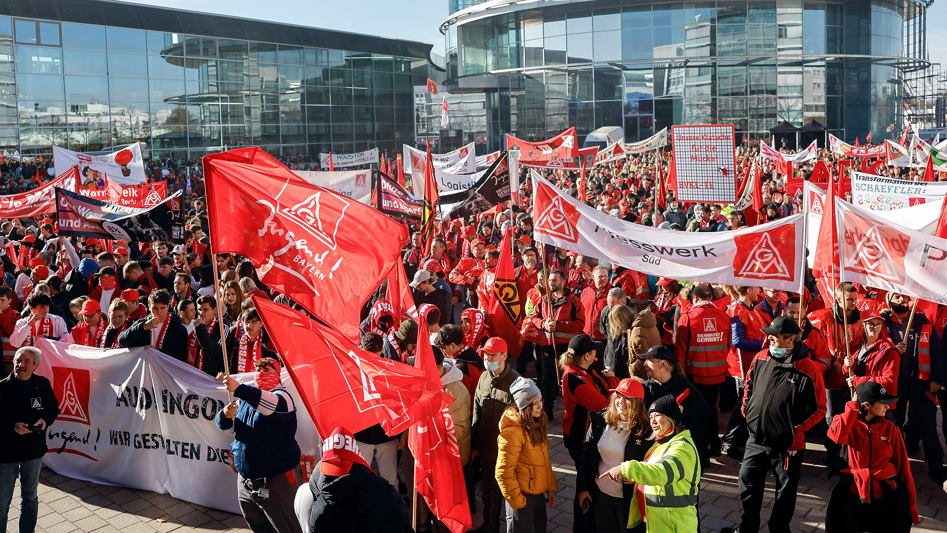 Tausende Menschen nehmen am Audi Forum in Ingolstadt an einer Warnstreik-Kundgebung der IG-Metall teil. | dpa