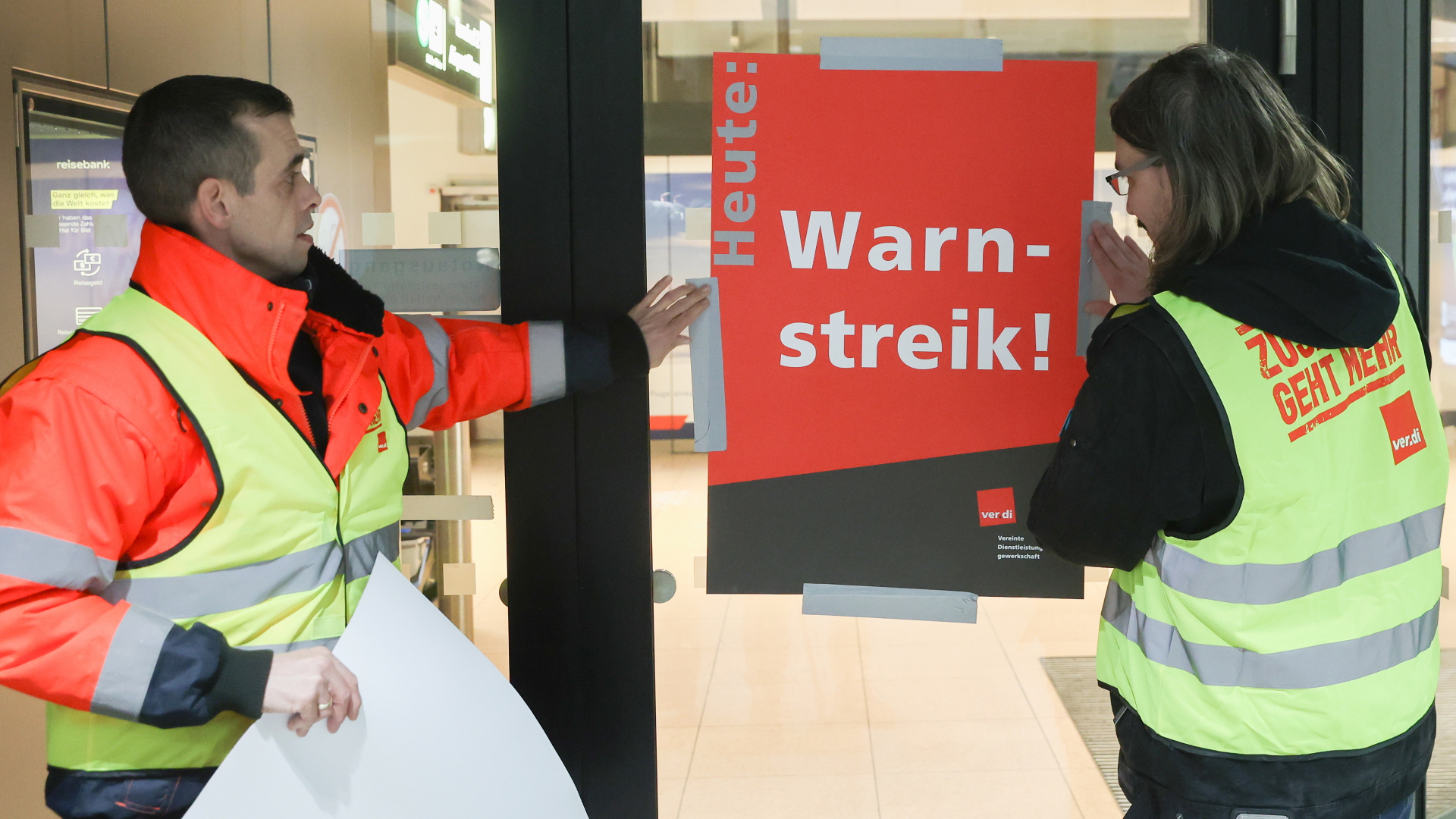 Airport-Mitarbeiter in Hamburg hängen Plakat auf | dpa