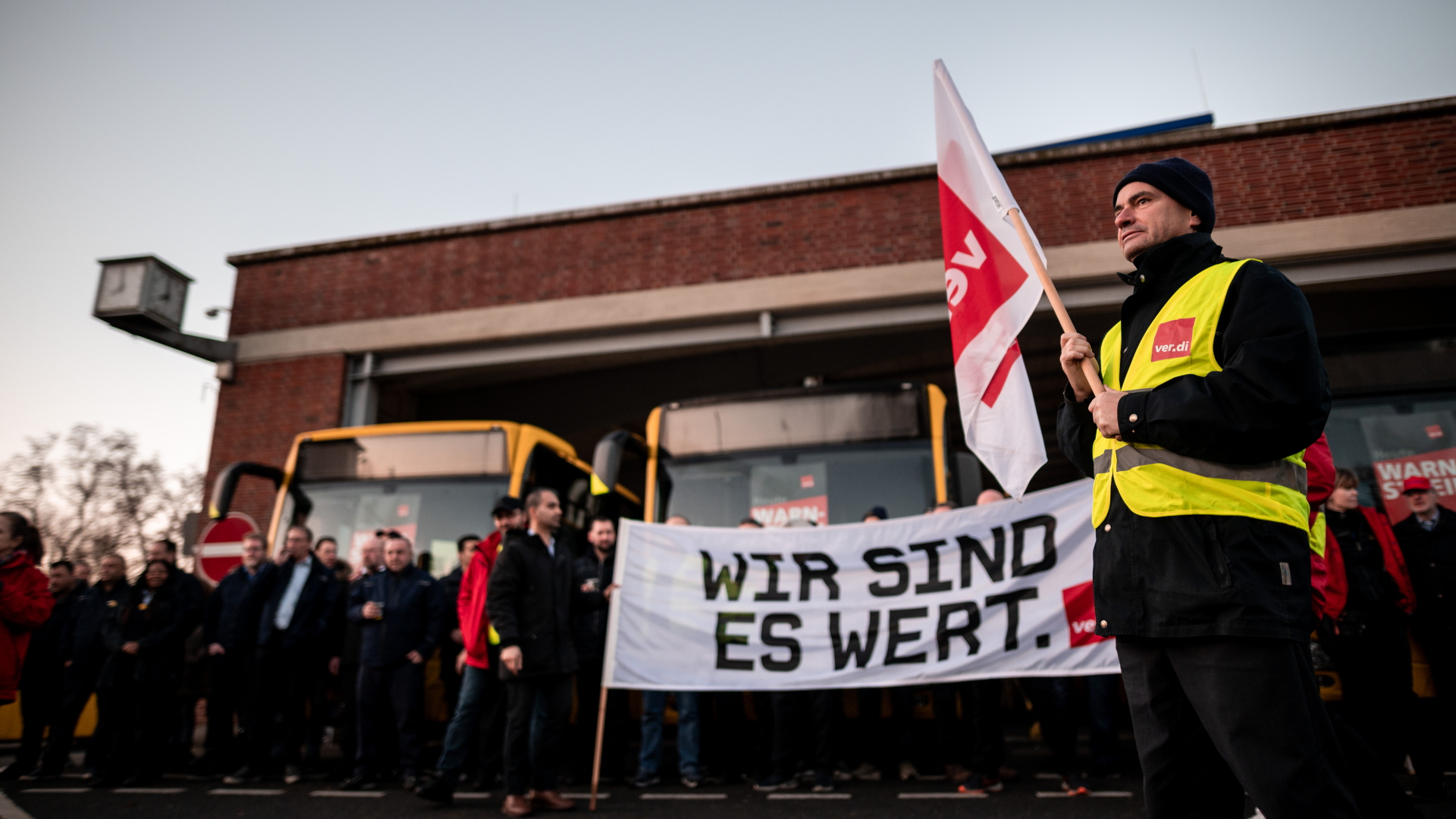 Streikende Mitarbeiter der Verkehrsbetriebe in Essen demonstrieren mit Ver.di-Fahne und einem Transparent "Wir sind es wert".