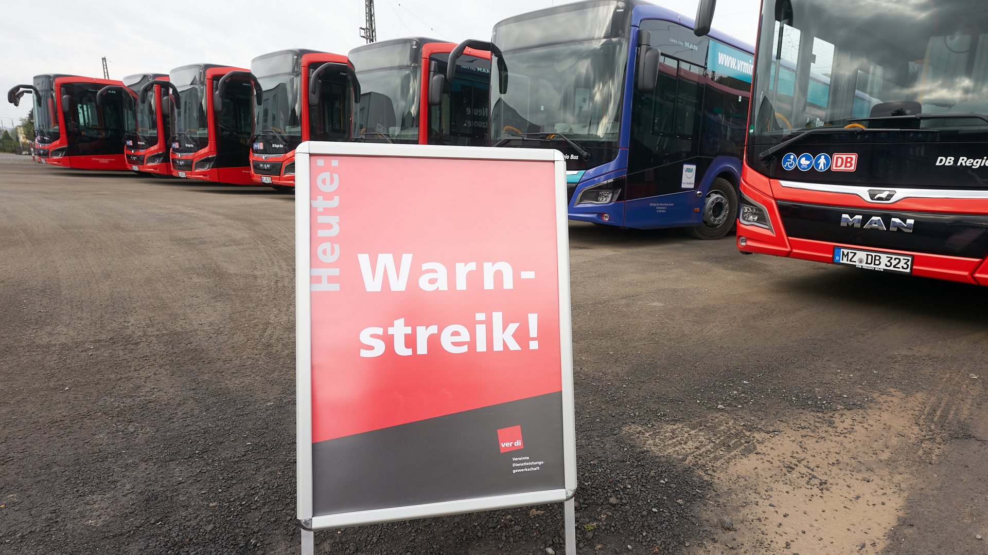 Archiv: Linienbusse parken auf einem Betriebshof während eines vergangenen Ver-di-Warnstreiks