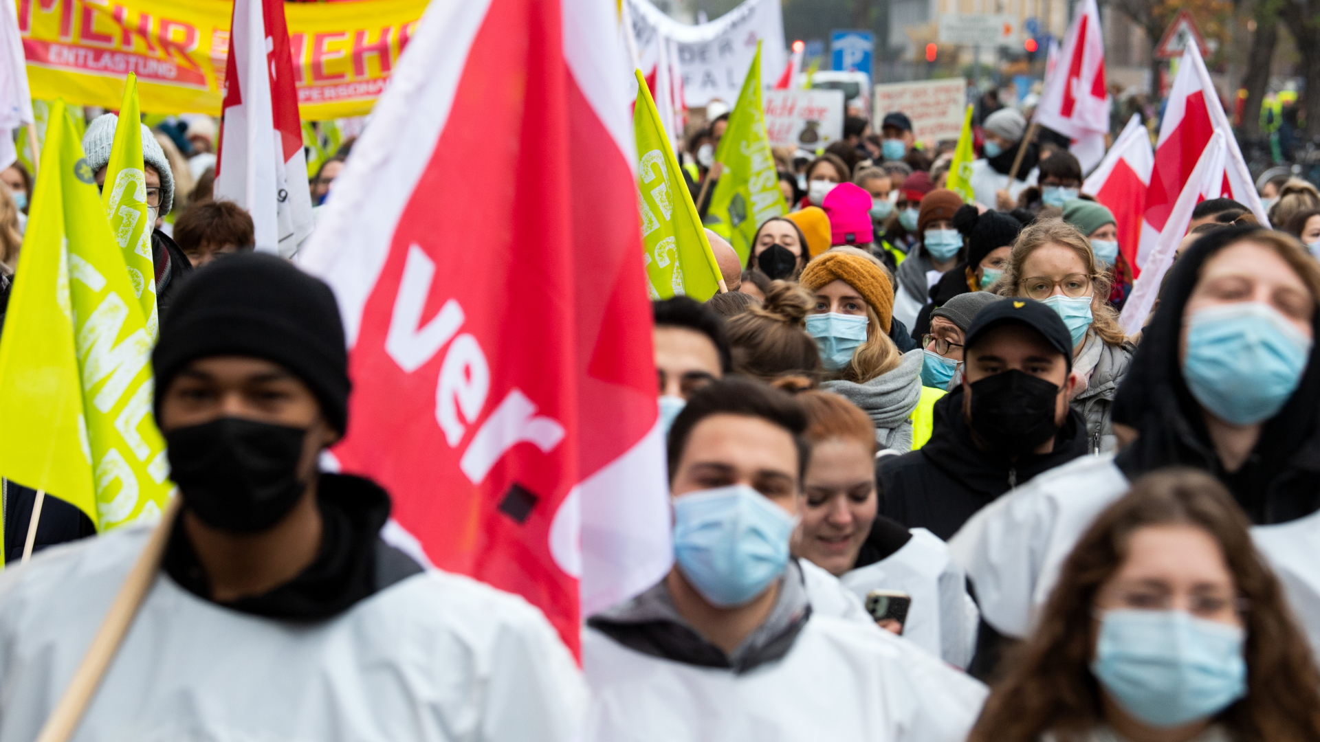 Beschäftigte der Universitätsklinik in Köln ziehen in einem Demonstrationszug durch die Stadt und streiken. | dpa