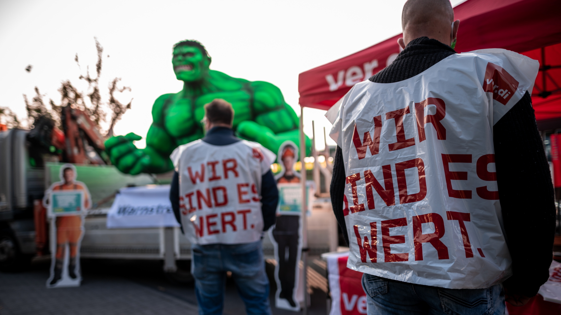 Mitarbeiter tragen bei einem Warnstreik in Duisburg im öffentlichen Dienst Westen, auf denen "Wir sind es wert" steht | dpa