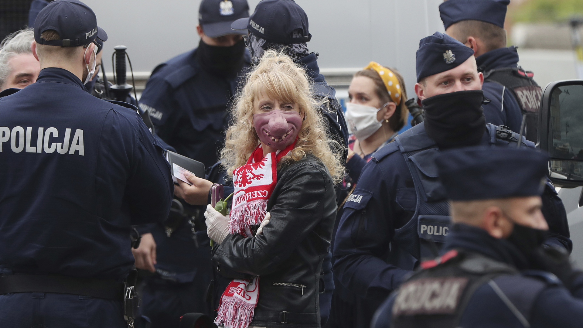 Polizisten nehmen Demonstranten in Warschau fest | dpa