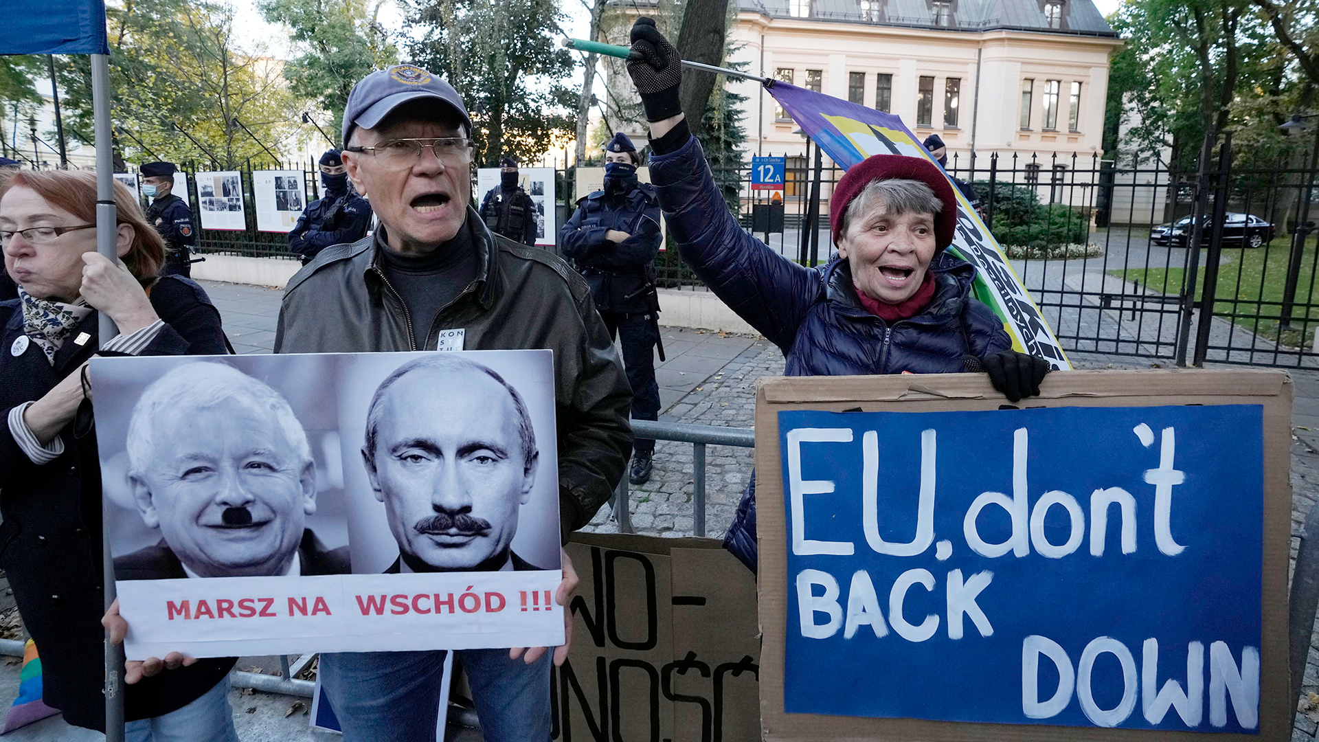 Menschen protestieren vor dem polnischen Verfassungsgericht. | dpa