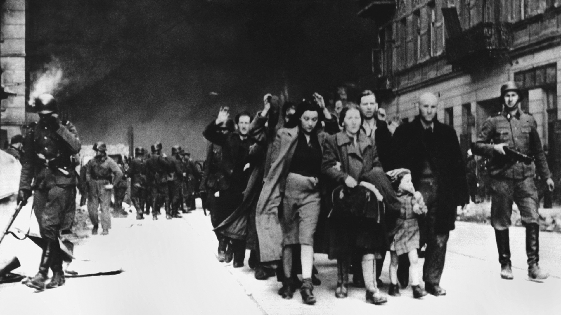 Deutsche SS-Soldaten führen 1943 polnische Juden aus dem Warschauer Ghetto ab. | picture-alliance/ dpa