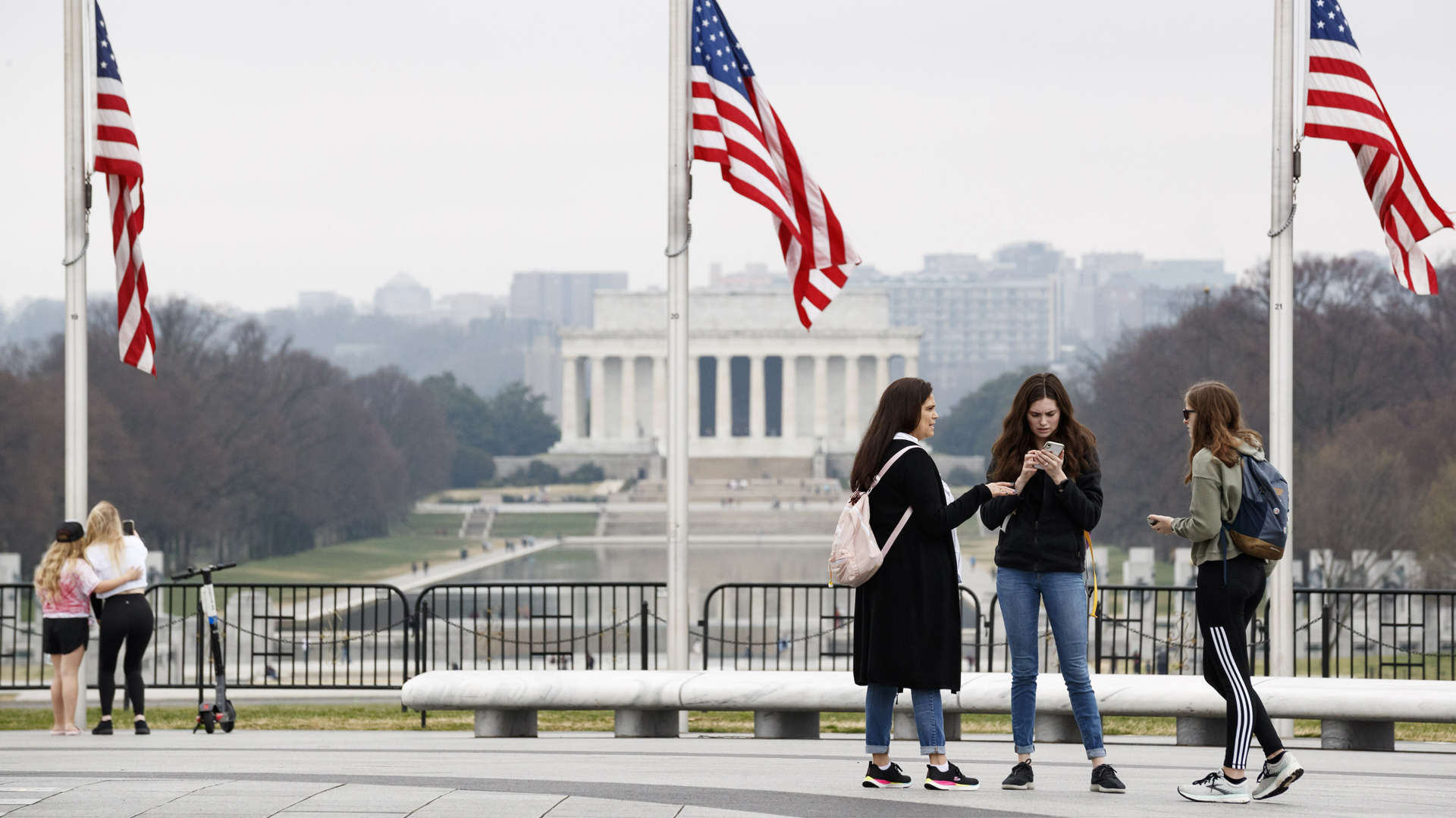 Eine Gruppe vor dem Washington Monument in der US-Hauptstadt. | picture alliance / Xinhua News A