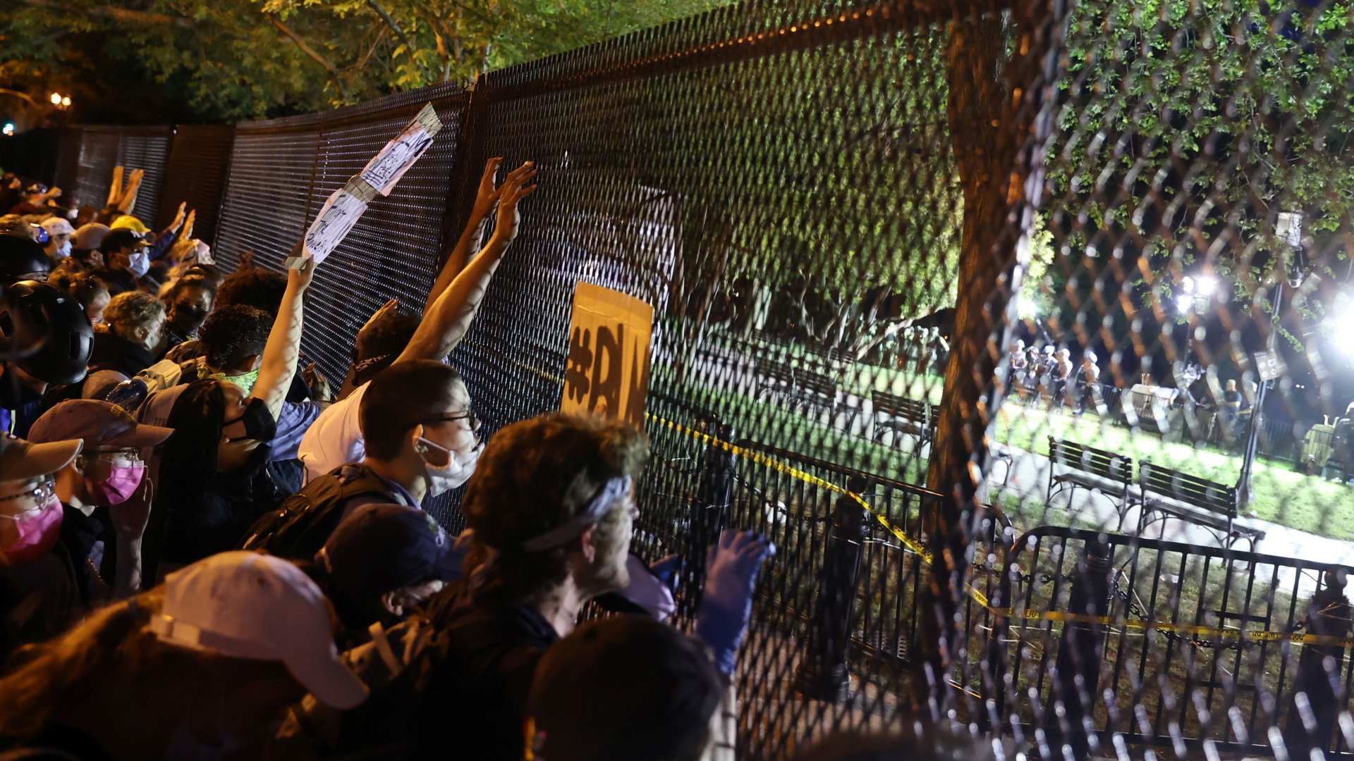 Demonstranten vor einem Zaun im Lafayette-Park vor dem Weißen Haus in Washington | REUTERS
