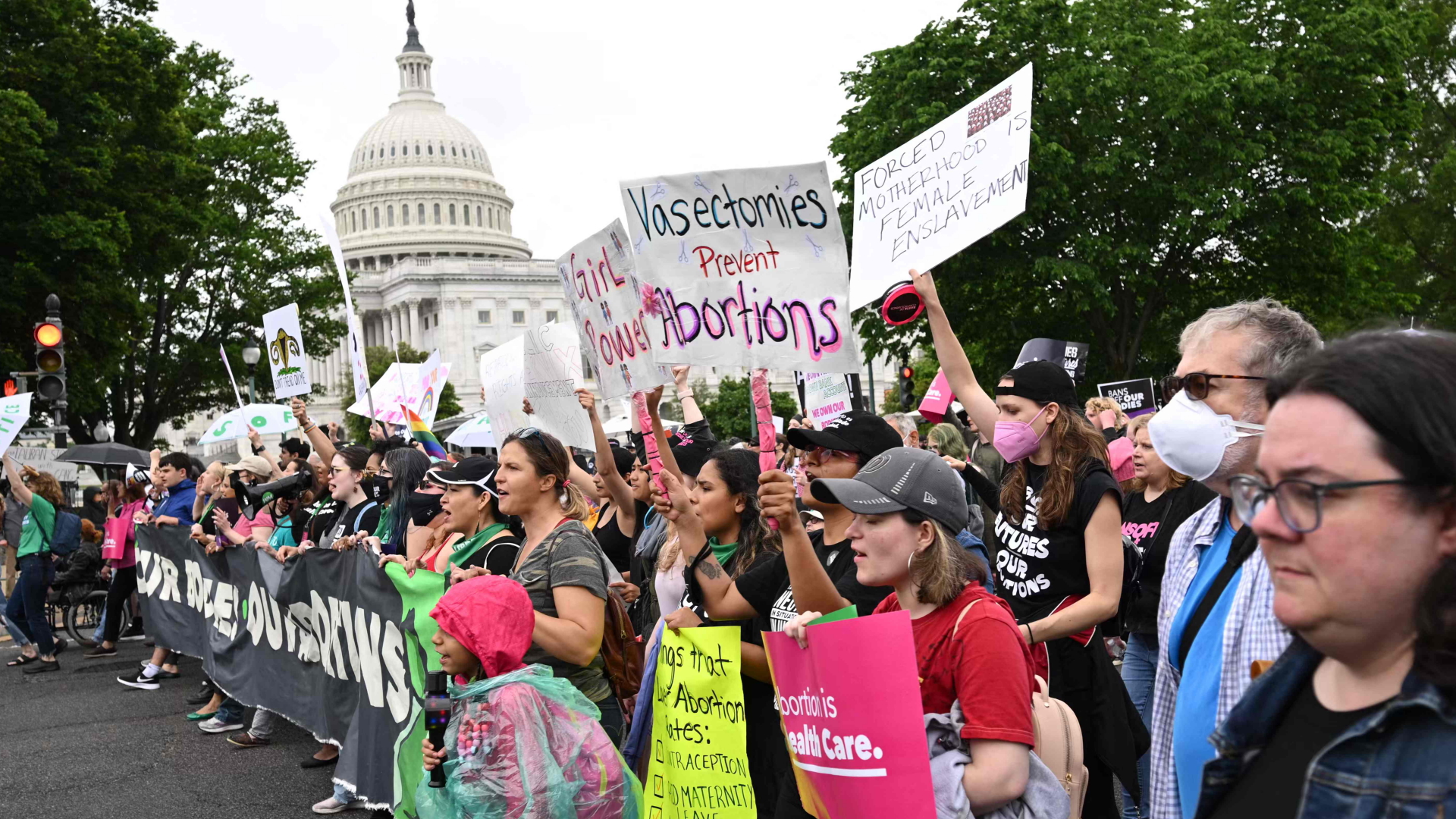Menschen demonstrieren für das Recht auf Abtreibung vor dem US-Kapitol in Washington. | AFP