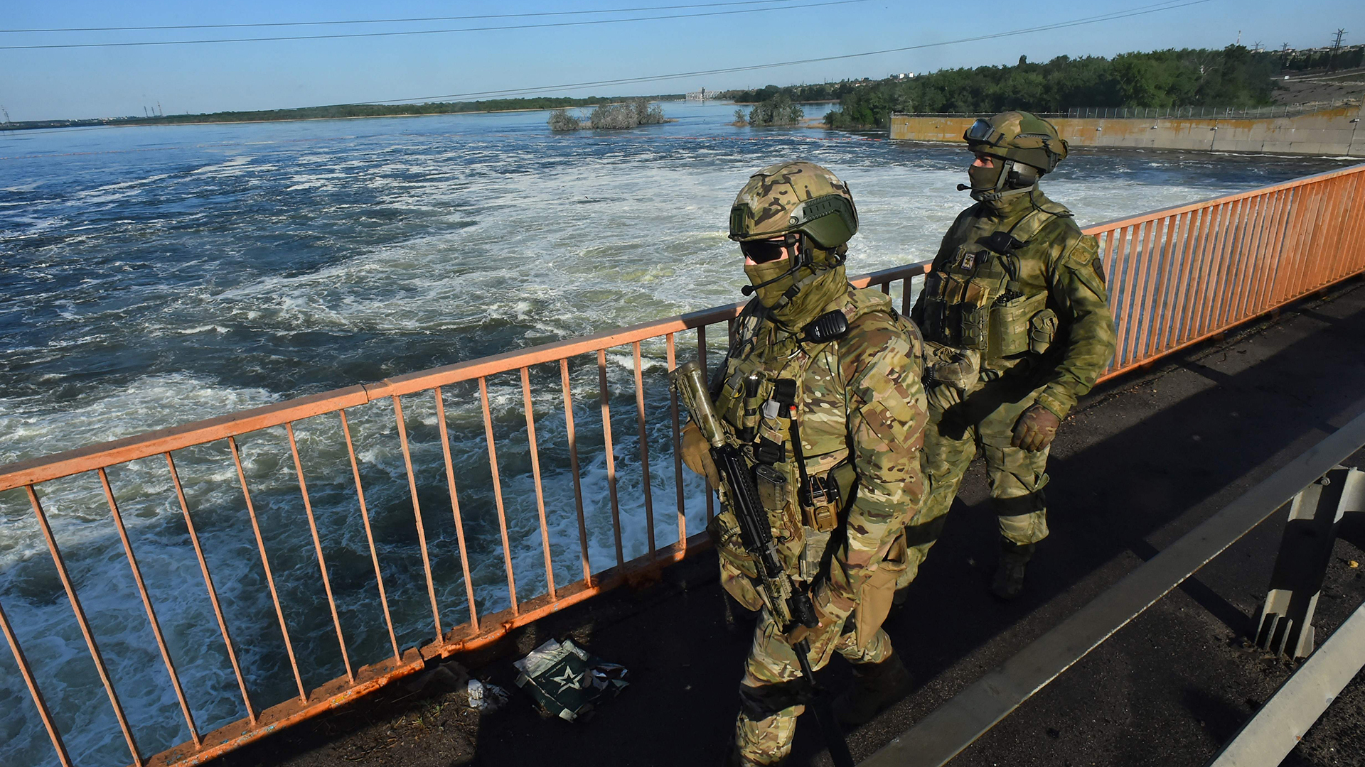 Russische Soldaten patrouillieren vor dem Wasserkraftwerk Kachowka in der Region Cherson. (Archivbild: 20.05.2022) | AFP
