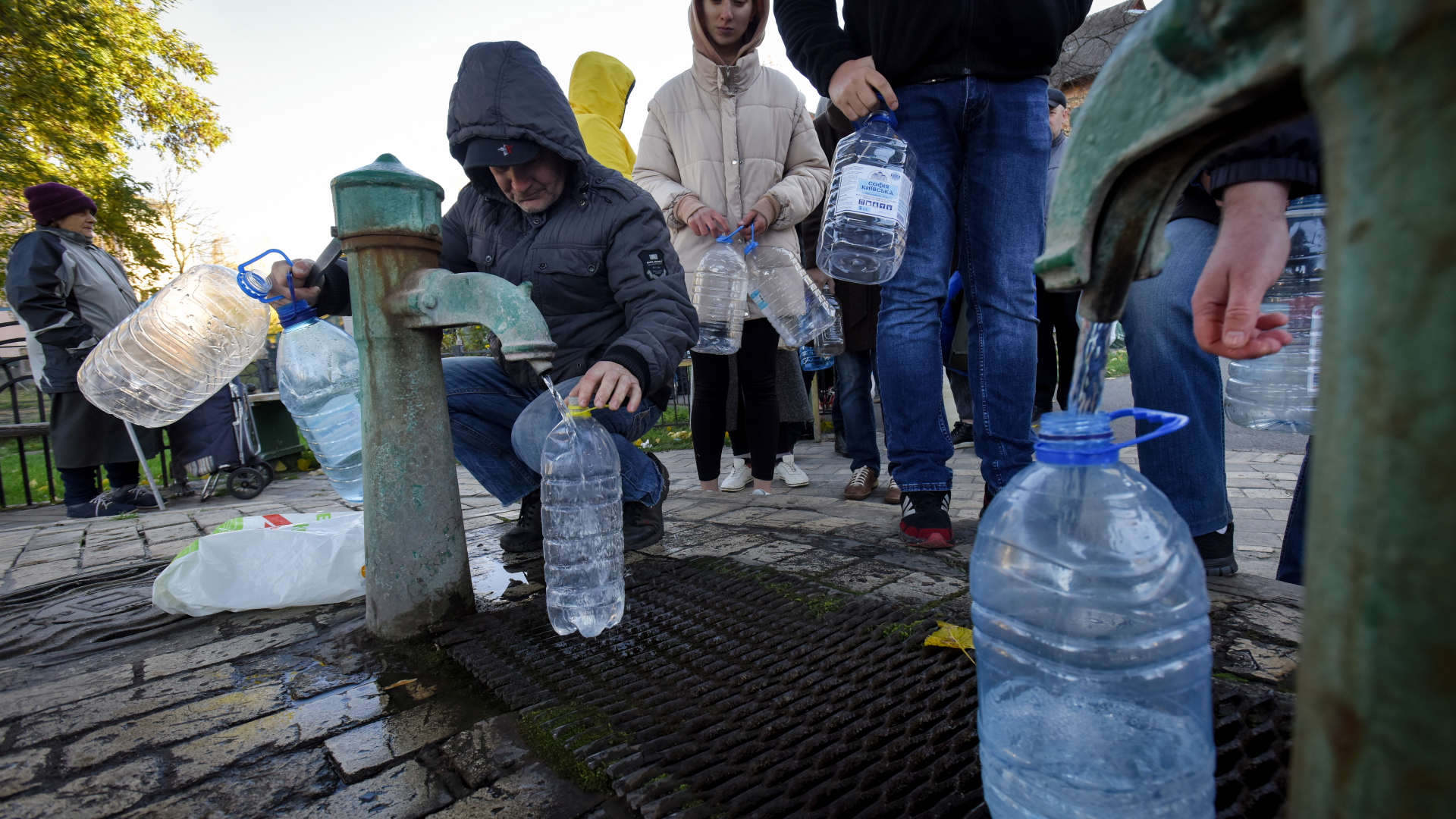 Ein Mann sammelt mit Kanistern Wasser aus einer Wasserpumpe in Kiew (31. Oktober 2022).  | EPA
