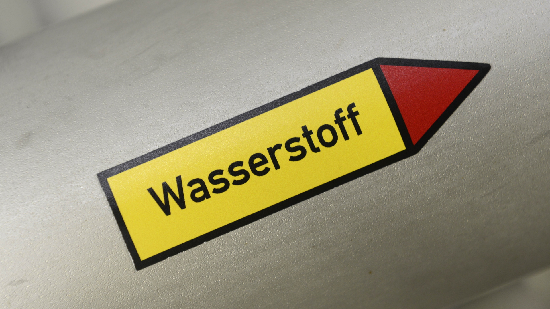 Der Schriftzug "Wasserstoff" steht auf einer Leitung in einer Anlage zur industriellen Produktion von Methangas in Werlte, Niedersachsen. | dpa