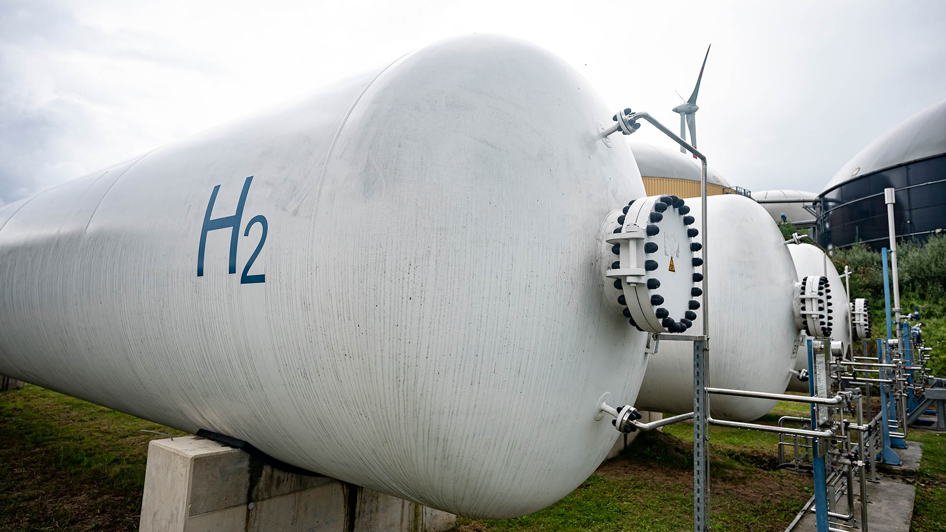Ein Wasserstoff-Tank steht in einem Hybridkraftwerk. | dpa