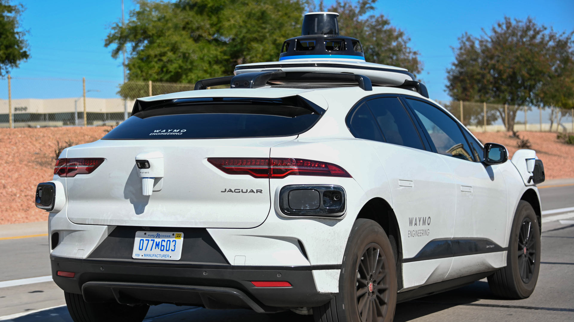 Ein selbstfahrendes Auto der Google-Schwesterfirma Waymo fährt über die Straße | picture alliance / Newscom