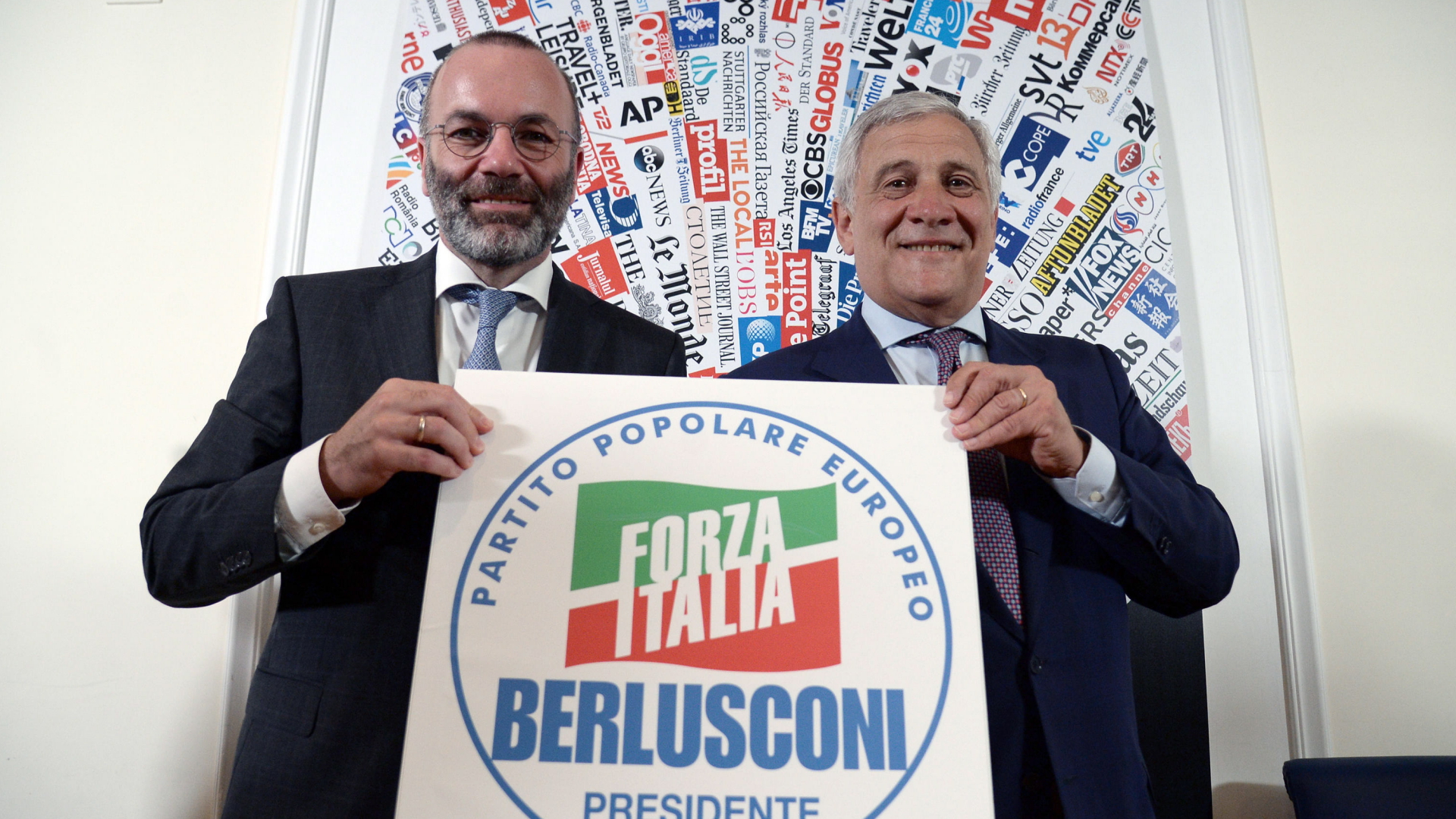 Manfred Weber und der Vizechef von Forza Italia,  Antonio Tajani, mit einem Unterstützungsplakat für Silvio Berlusconi | EPA