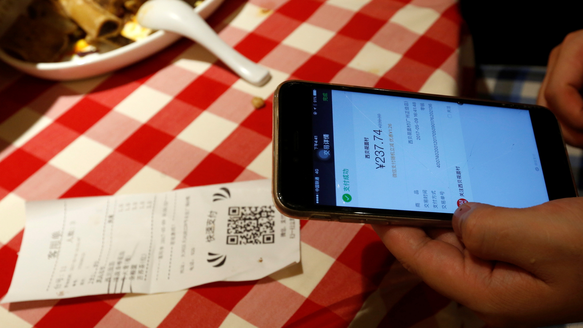 Bezahlen in einem Restaurant mit WeChat | REUTERS
