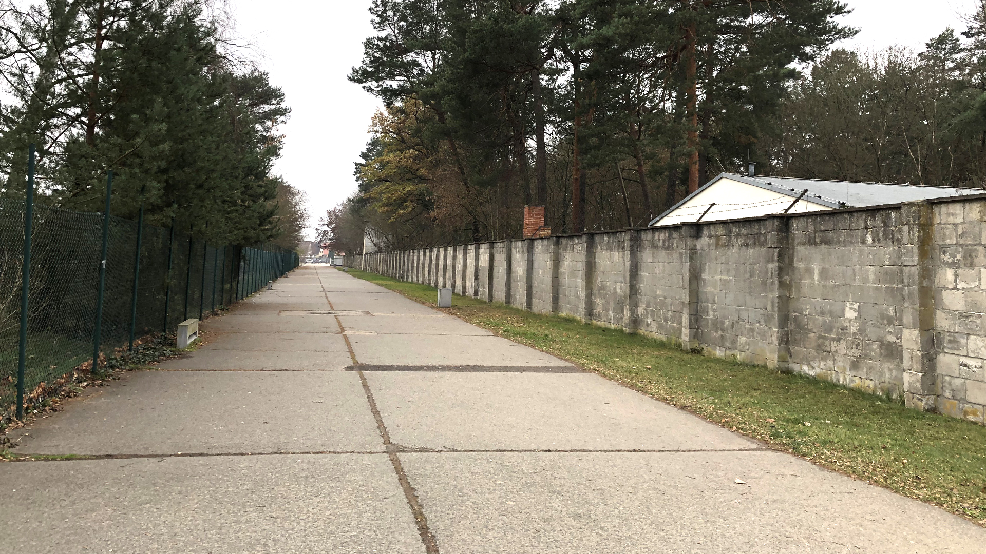 Plattenweg zur Gedenkstätte Sachsenhausen | Mirja Fiedler