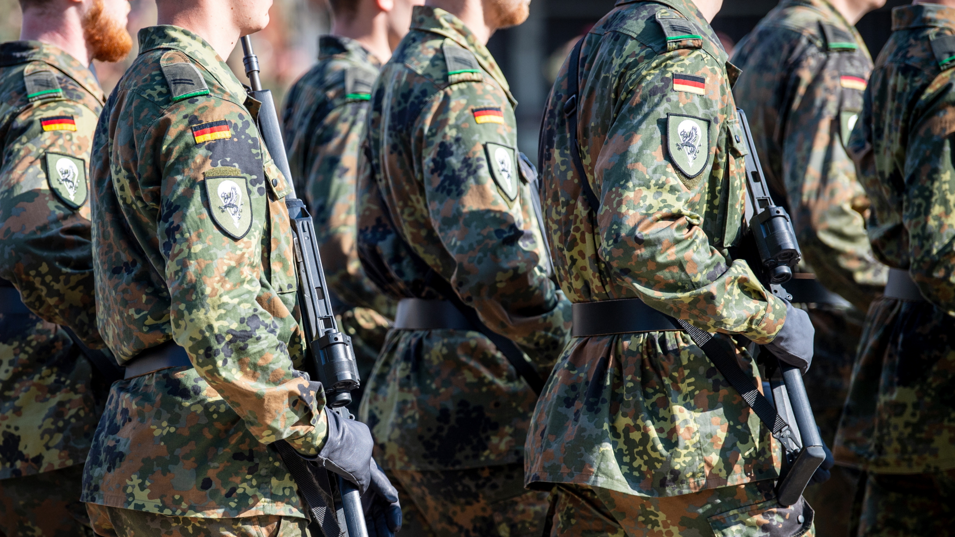 Soldaten der Bundeswehr laufen über den Appellplatz.