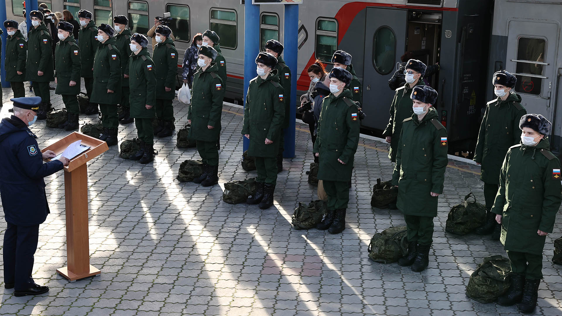Russische Wehrpflichtige am Bahnhof Sevastopol.