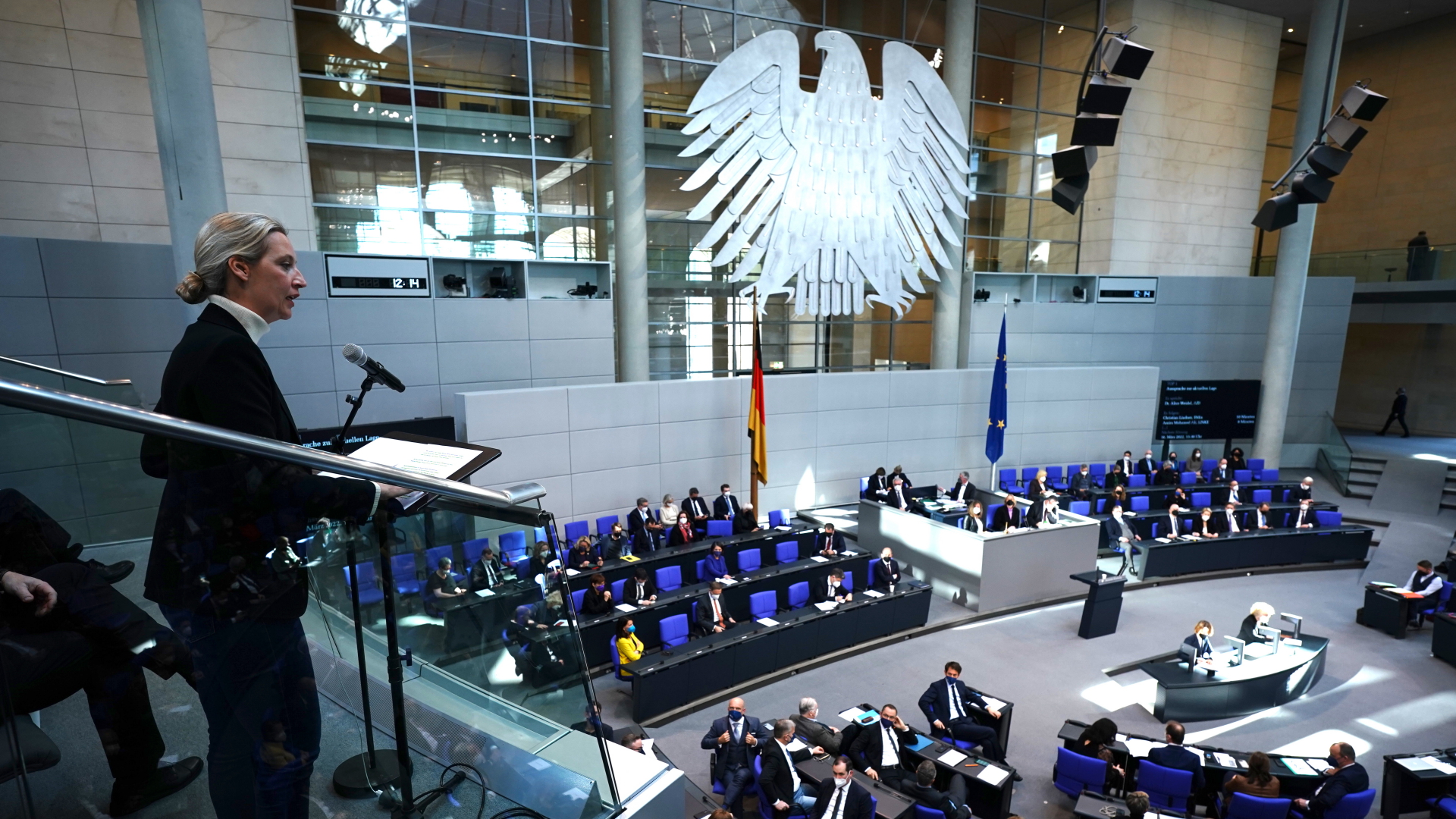 AfD-Fraktionschefin Weidel spricht wegen der im Plenum geltenden 2G-Plus-Coronaregel von der Tribüne des Bundestags.  | EPA