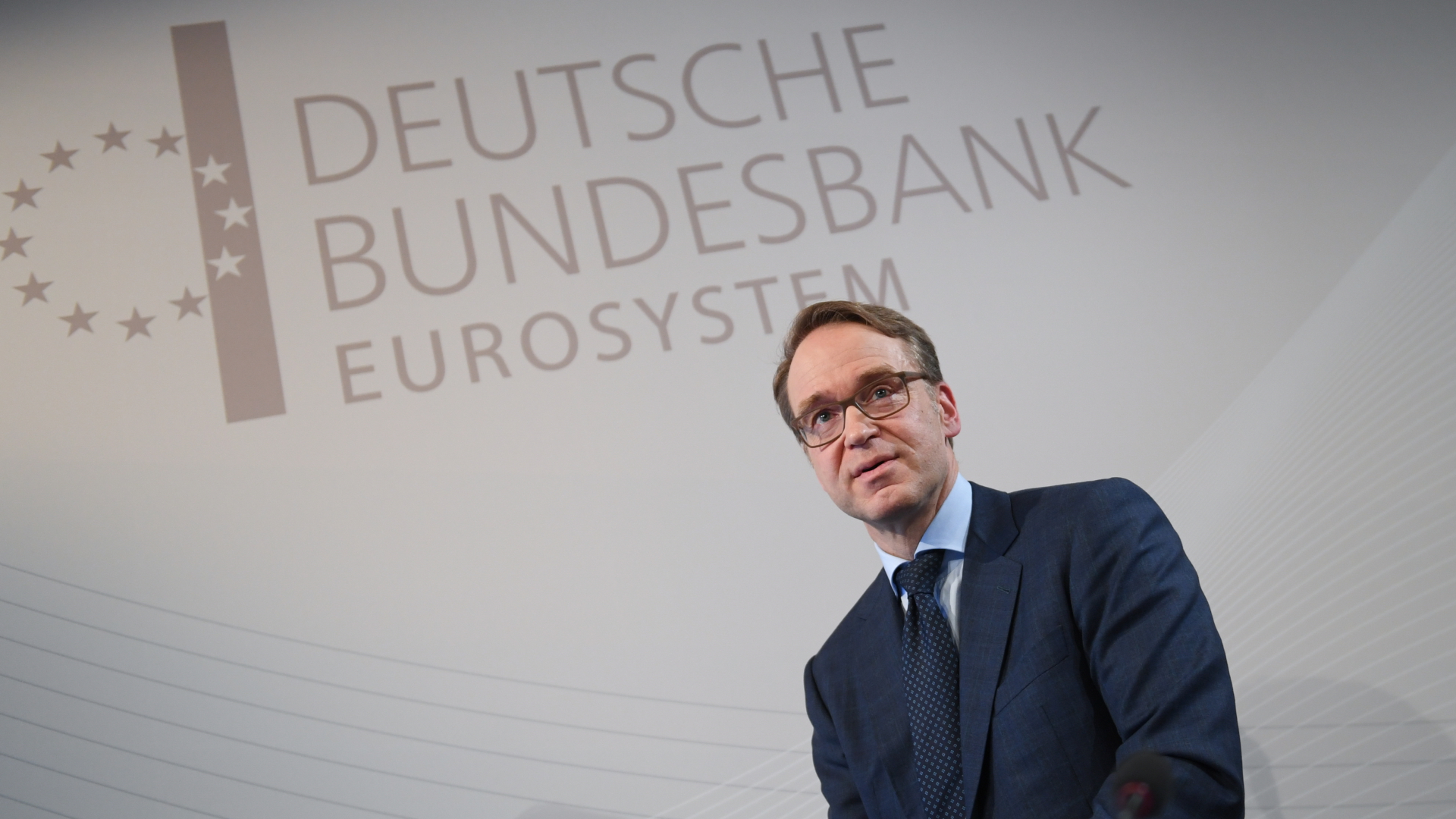 Bundesbankpräsident Jens Weidmann steht vor einer Wand mit dem Schriftzug der Bundesbank | dpa
