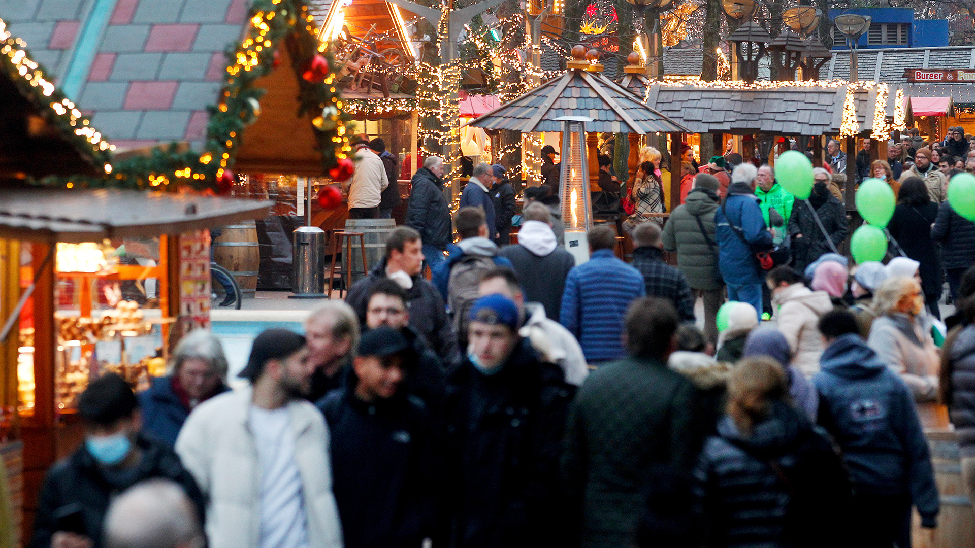Passanten gehen über den Duisburger Weihnachtsmarkt. | dpa