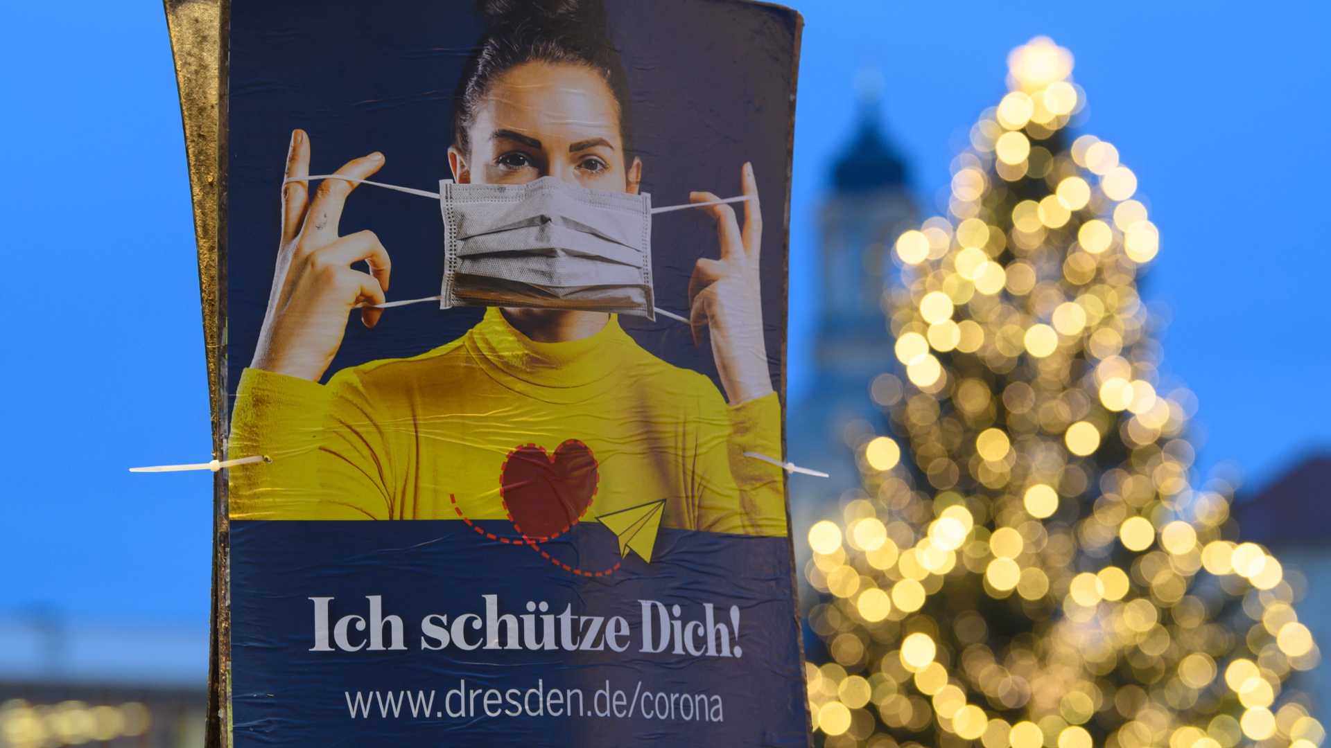 Offizielles Plakat der Stadt Dresden vor weihnachtlicher Stadtkulisse