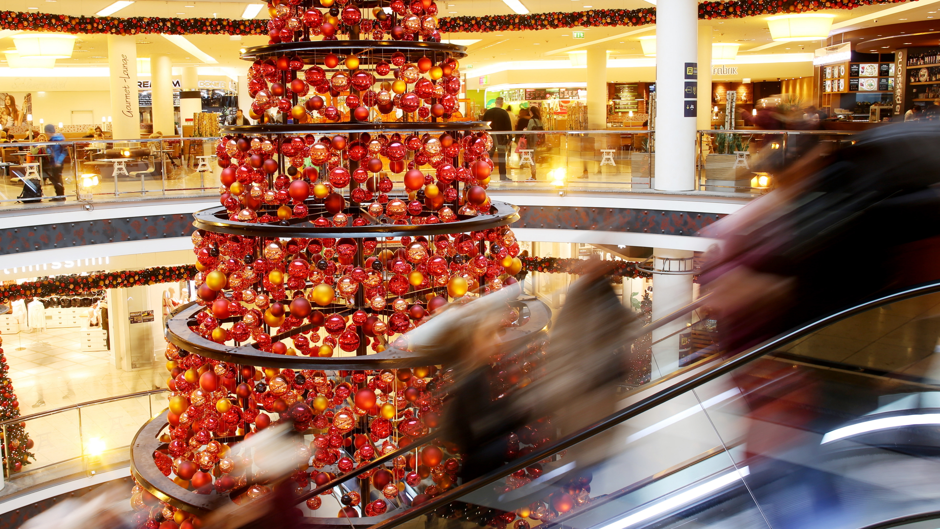 Geschmückter Weihnachtsbaum steht in einem Kaufhaus