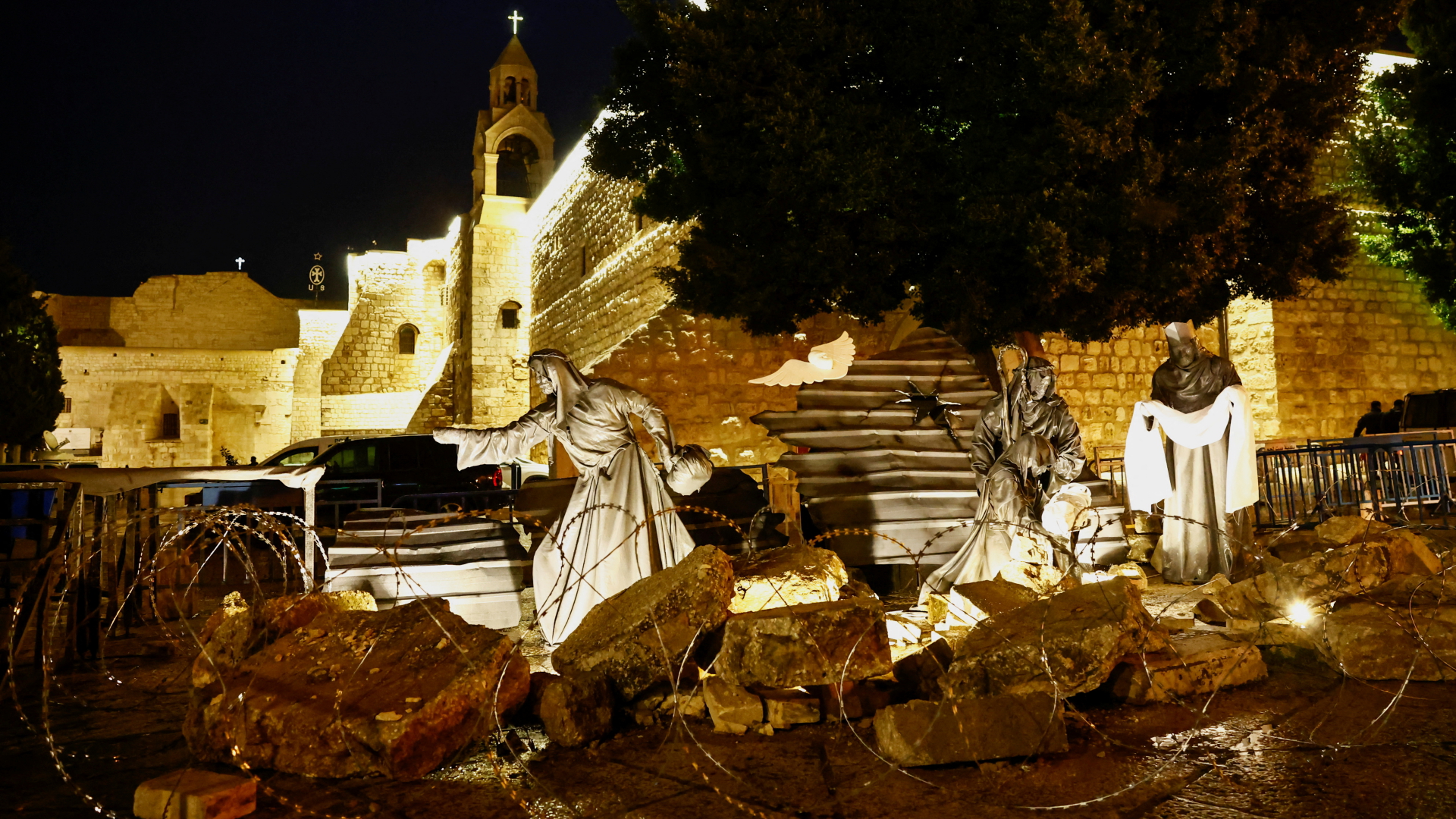 Vor der Geburtskirche in Bethlehem wurde eine Krippe umgeben von Trümmern und Stacheldraht errichtet.