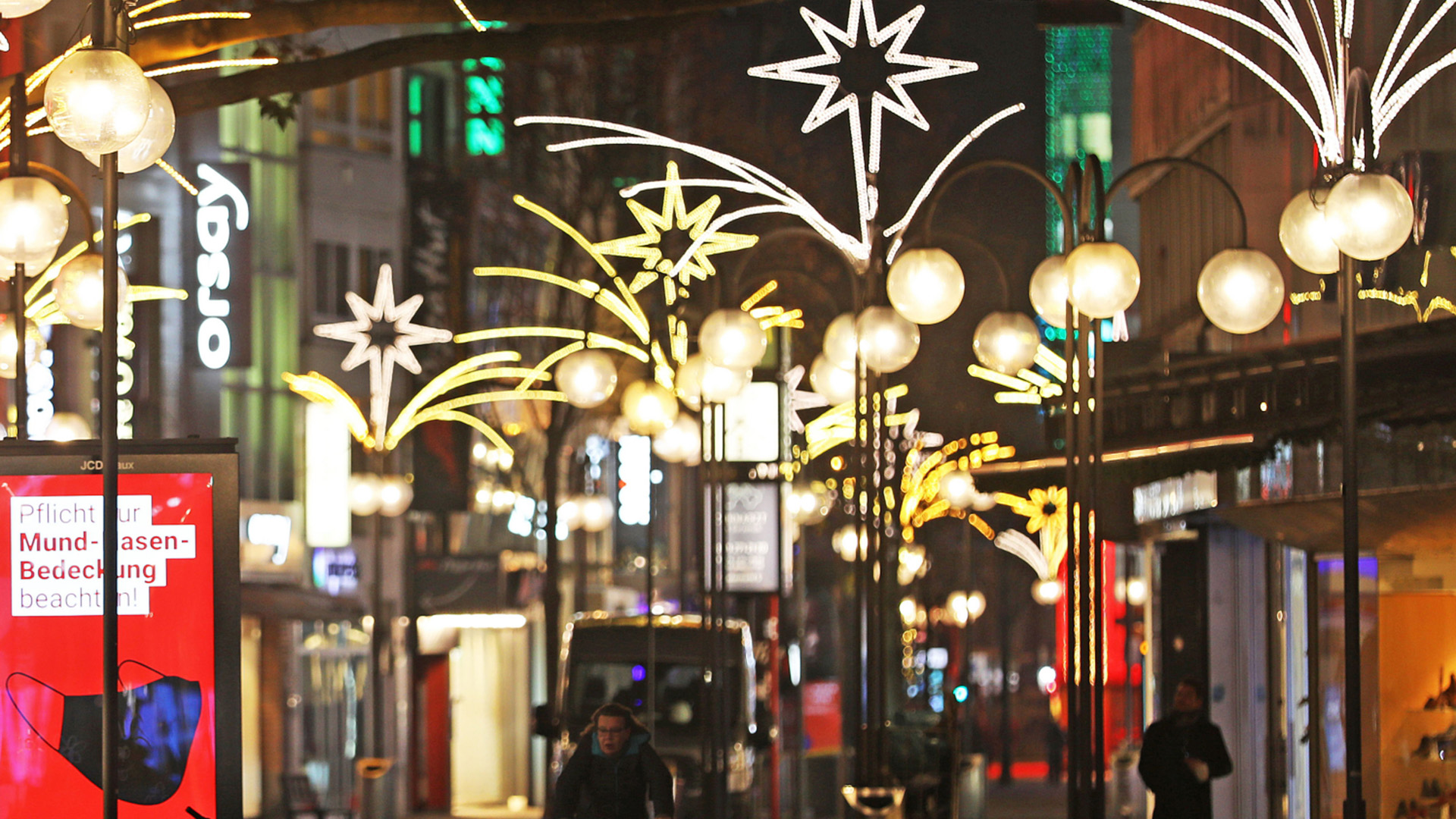 Weihnachtlich geschmückte Einkaufsstraße in Köln | Bildquelle: dpa