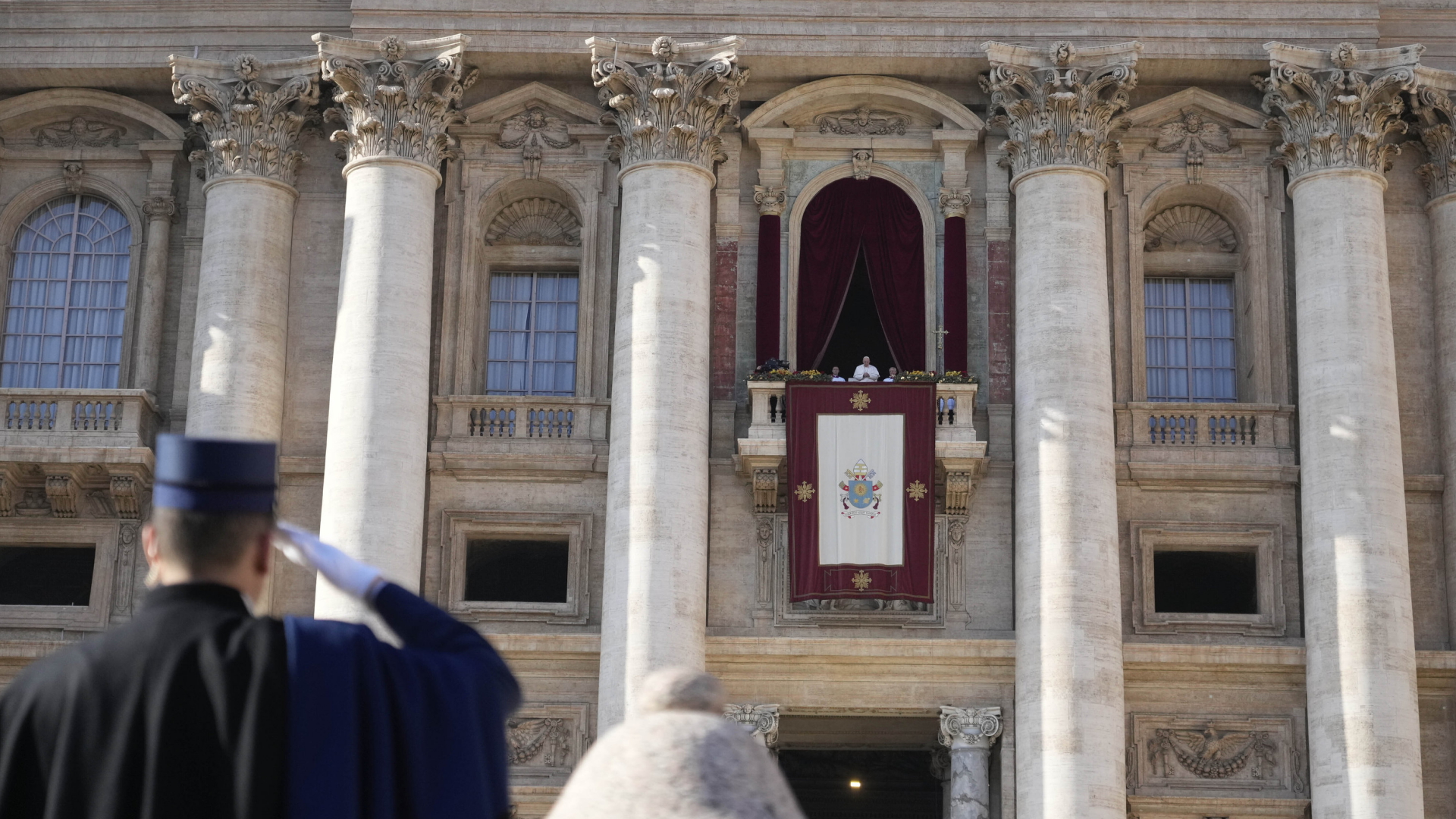 Papst Franziskus auf dem Balkon des Petersdoms. | AP