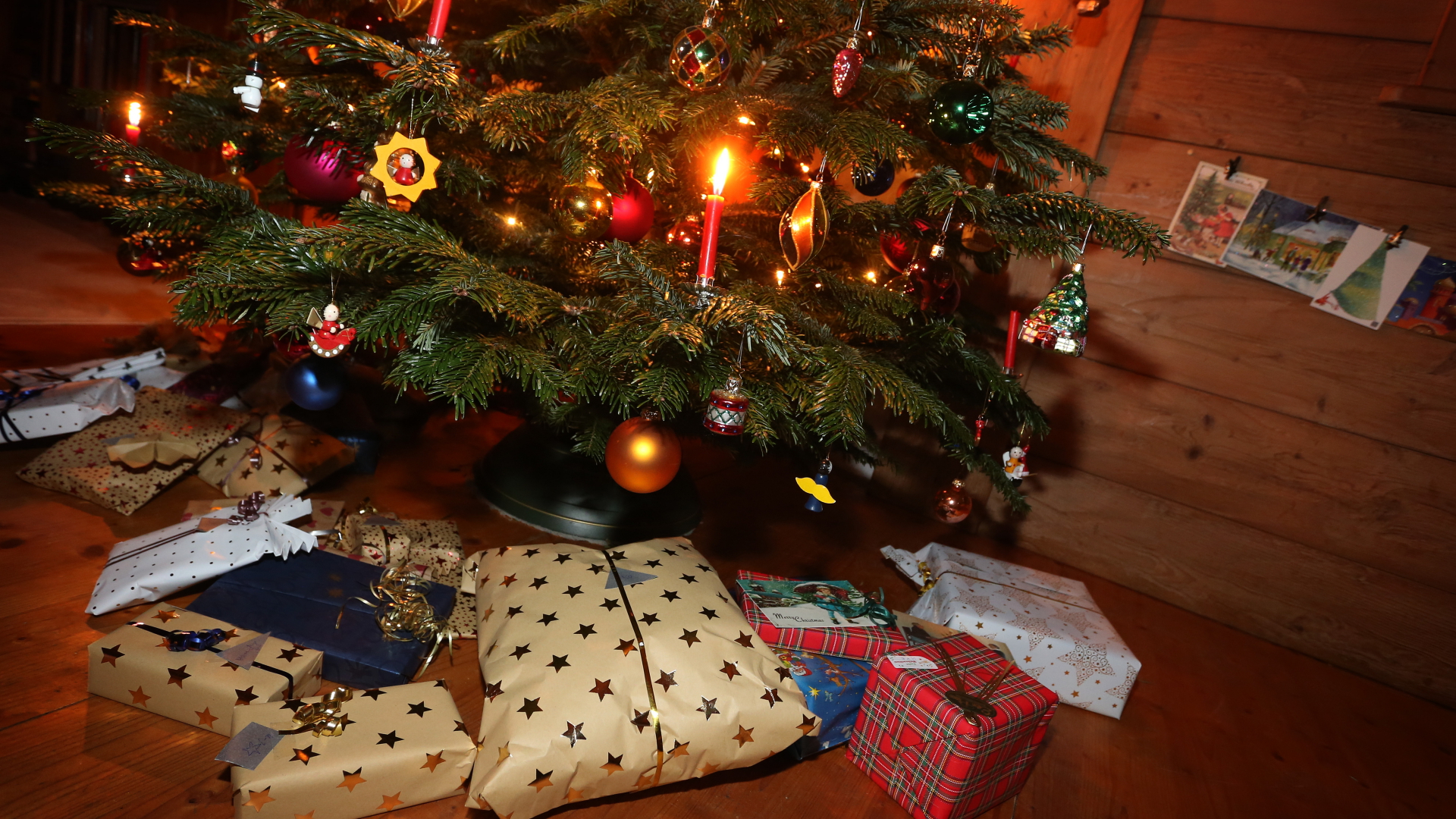 Pakete liegen unter einem geschmückten Weihnachtsbaum