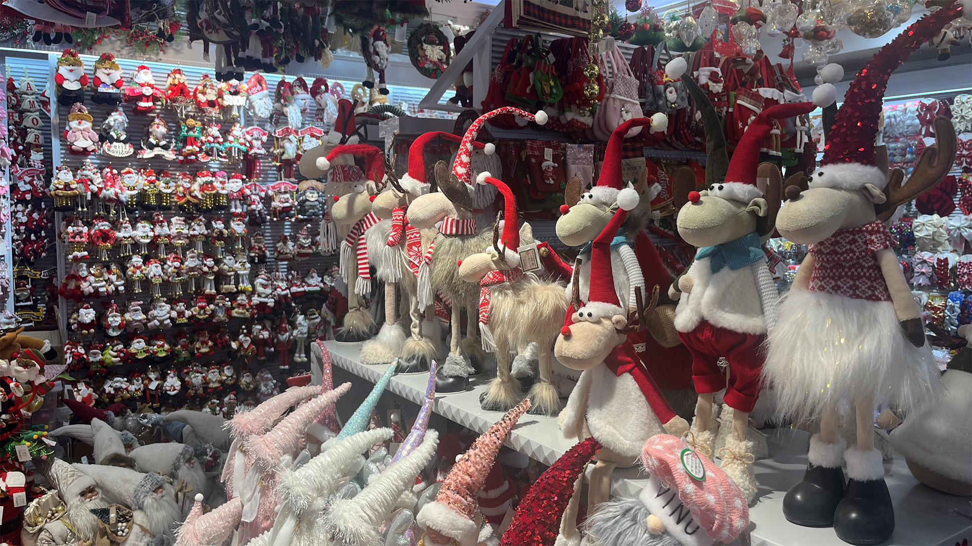 Weihnachtsdekoration ist auf einem Großmarkt in Yiwu zu sehen.