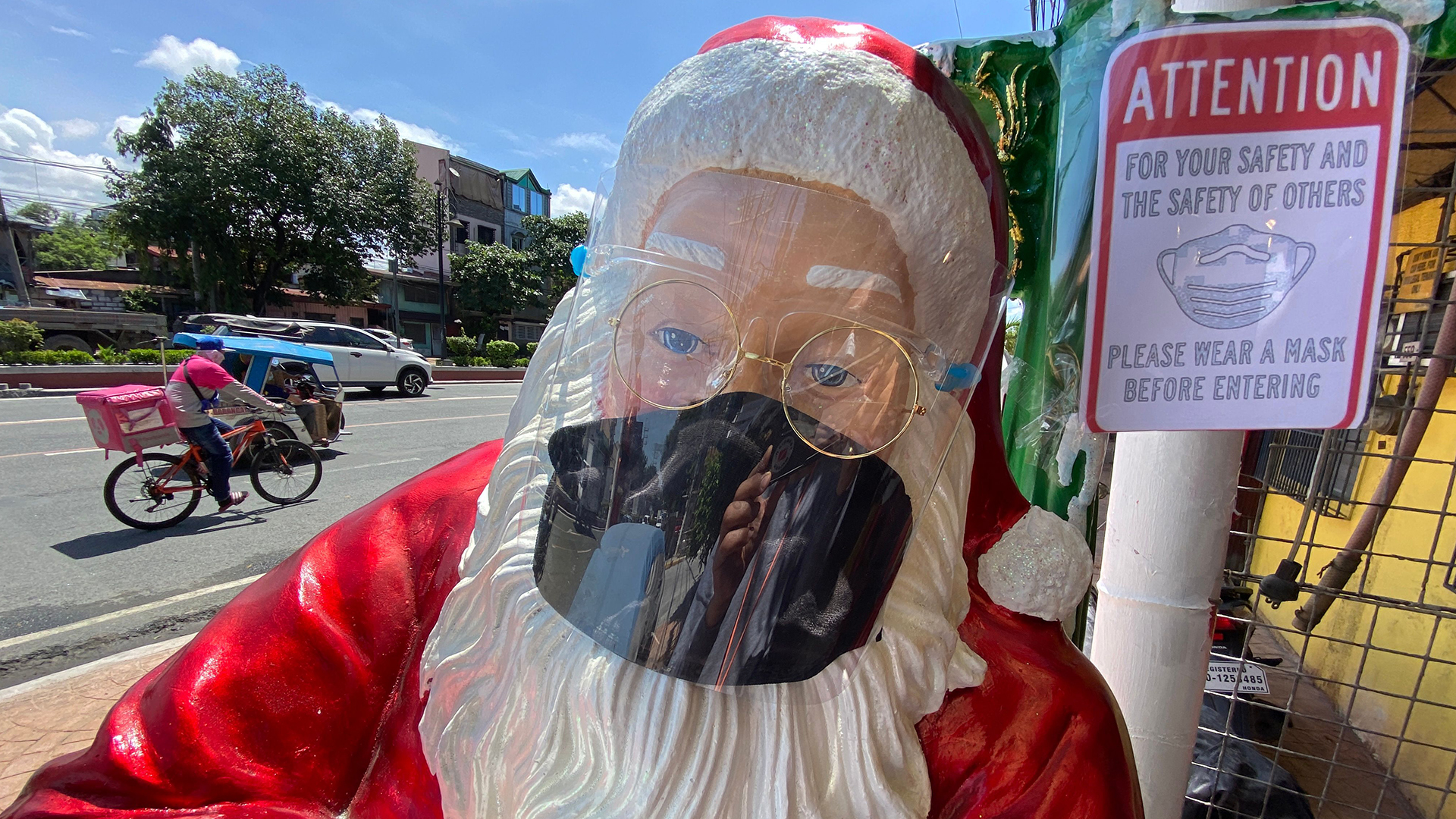 Eine Weihnachtsmann-Figur mit Gesichtsmaske und -schild wird in einem Geschäft in Manila ausgestellt | FRANCIS R MALASIG/EPA-EFE/Shutte