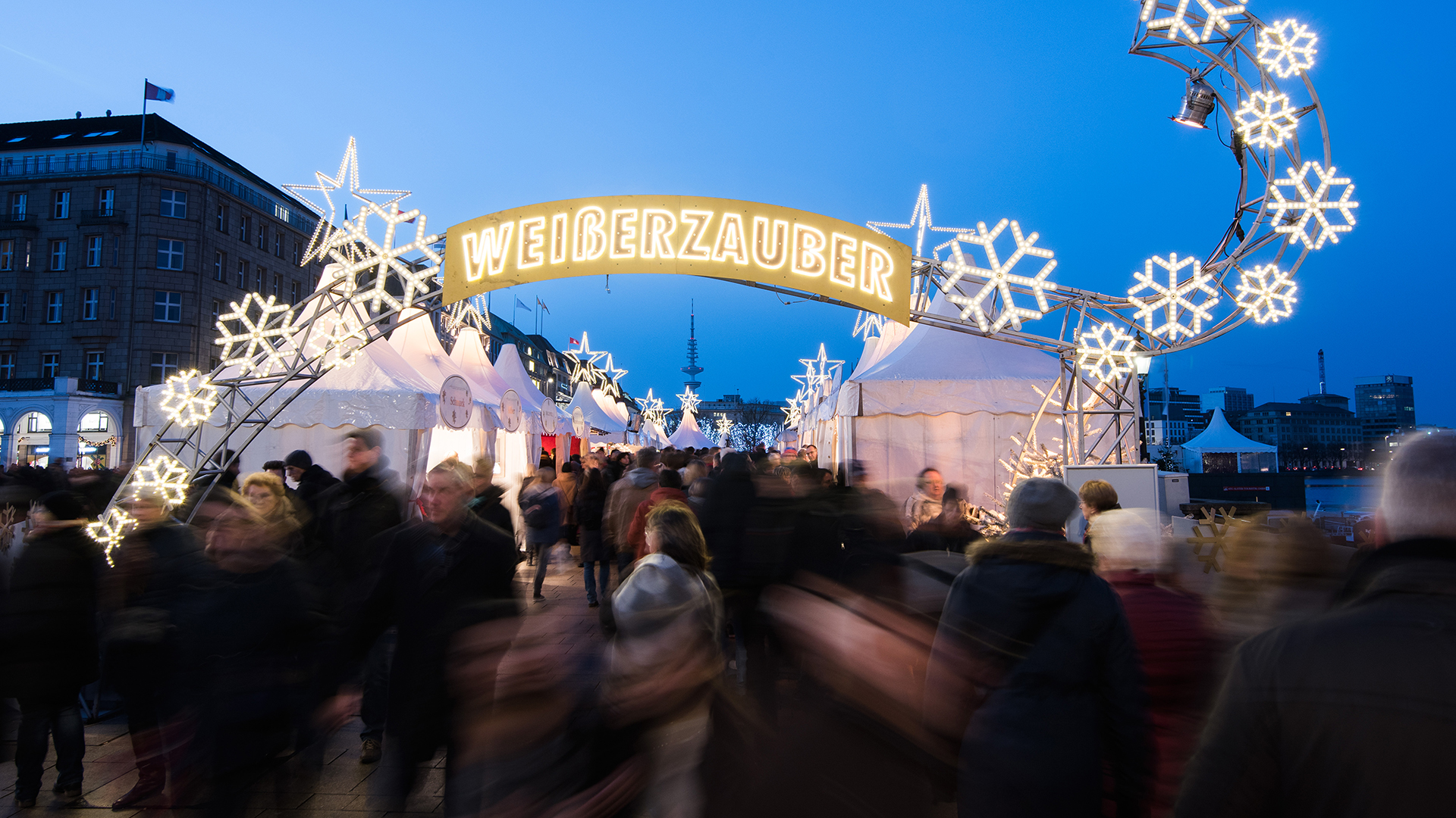 Zahlreiche Menschen besuchen einen Weihnachtsmarkt in Hamburg | dpa