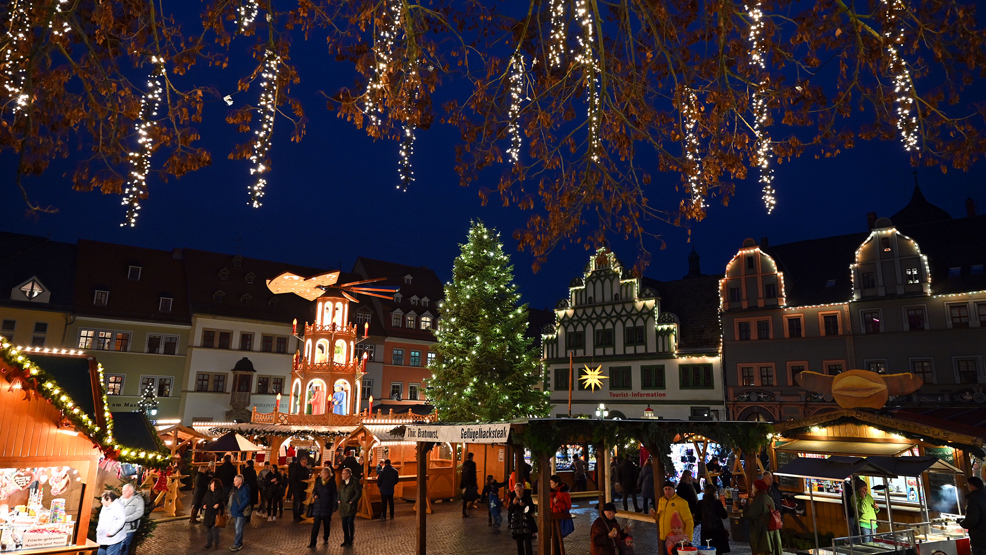 Der Weimarer Weihnachtsmarkt auf dem Marktplatz | dpa