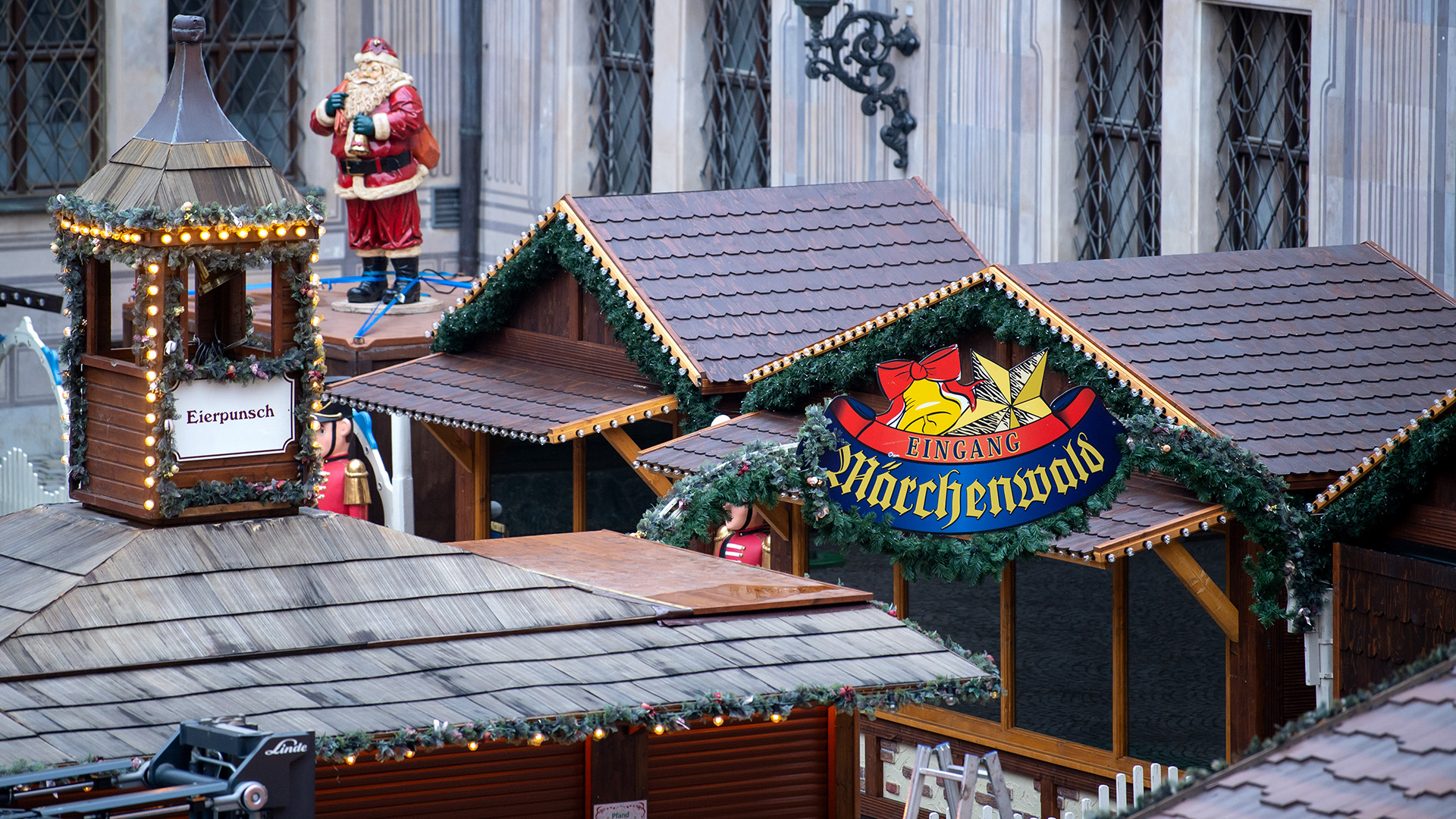 Geschlossene Stände eines Münchener Weihnachtsmarktes. | dpa