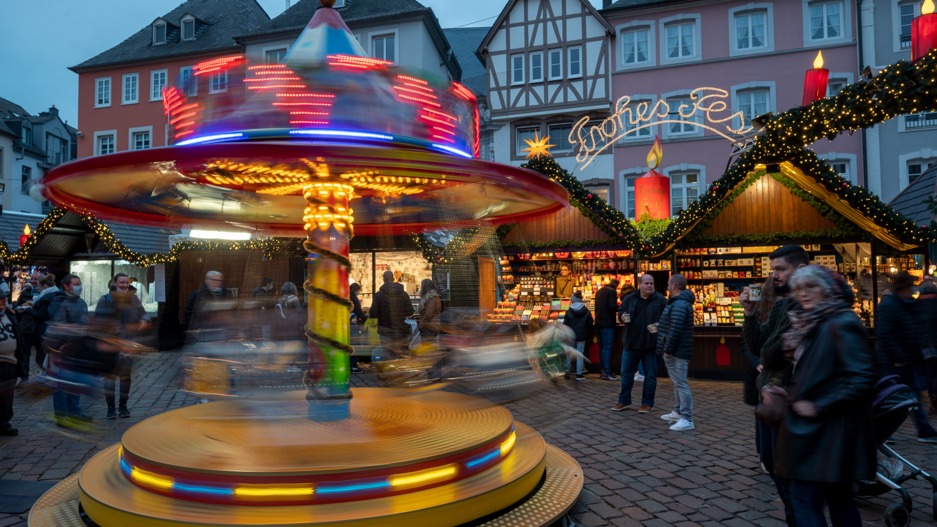 Ein Kinderkarussell dreht sich auf dem Weihnachtsmarkt in Trier.