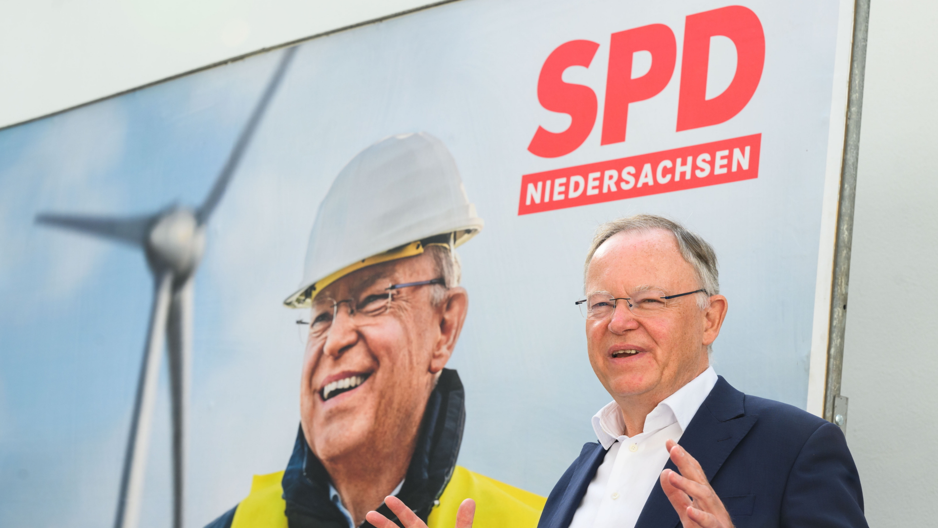 Stephan Weil (SPD) steht vor seinem Wahlplakat für die Landtagswahl 2022.
