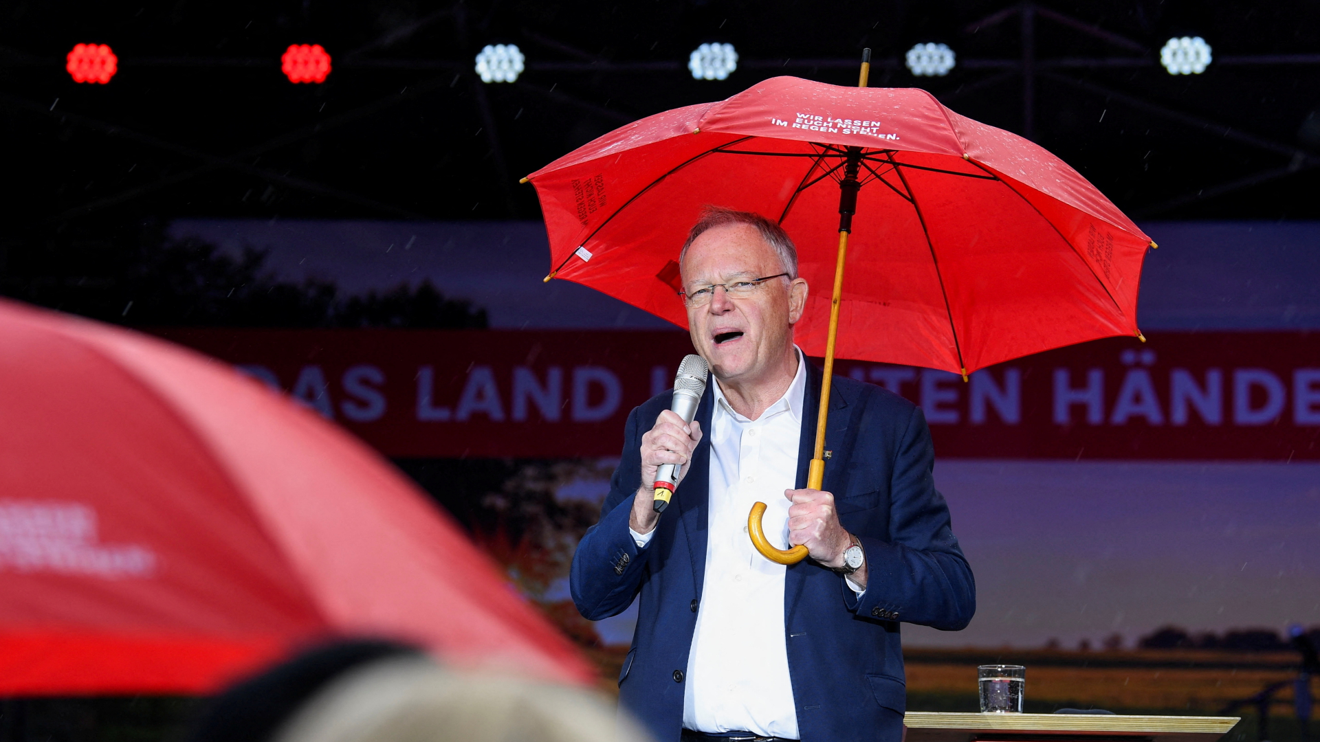 SPD-Wahlkämpfer Weil in Hannover. | REUTERS
