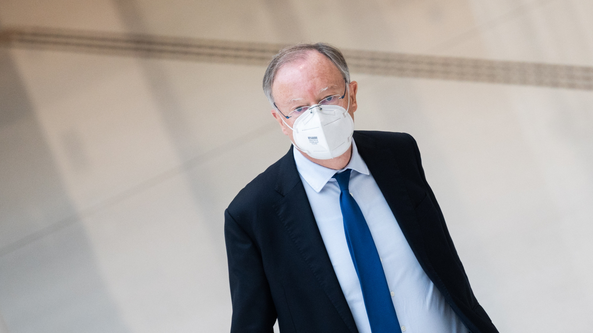 Niedersachsens Ministerpräsident weil trägt FFP2-Maske | dpa