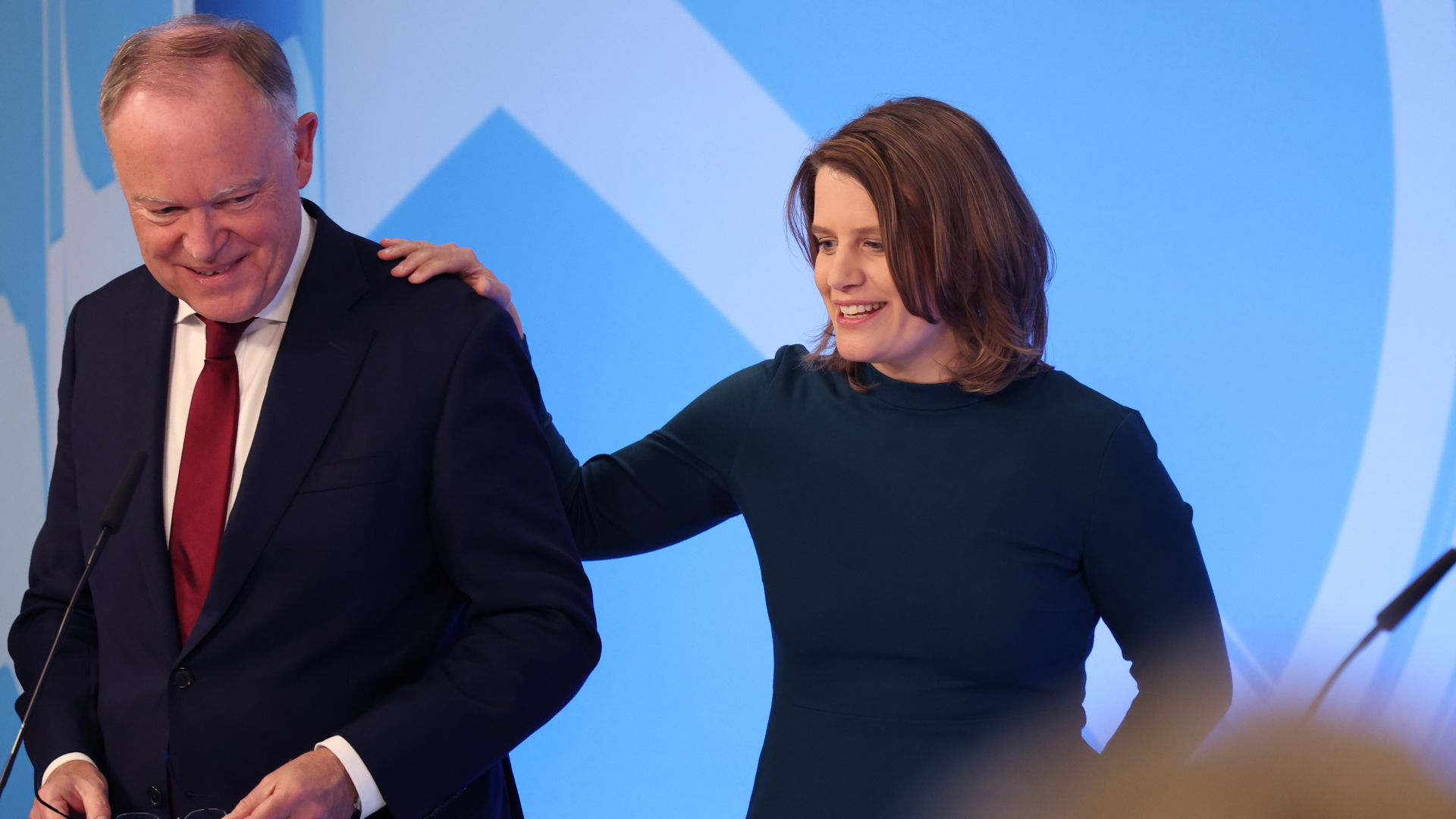 Die Grünen-Spitzenkandidatin Julia Willie Hamburg legt dem niedersächsischen Ministerpräsidenten Stephan Weil am Abend der Landtagwswahl eine Hand auf die Schulter. | dpa