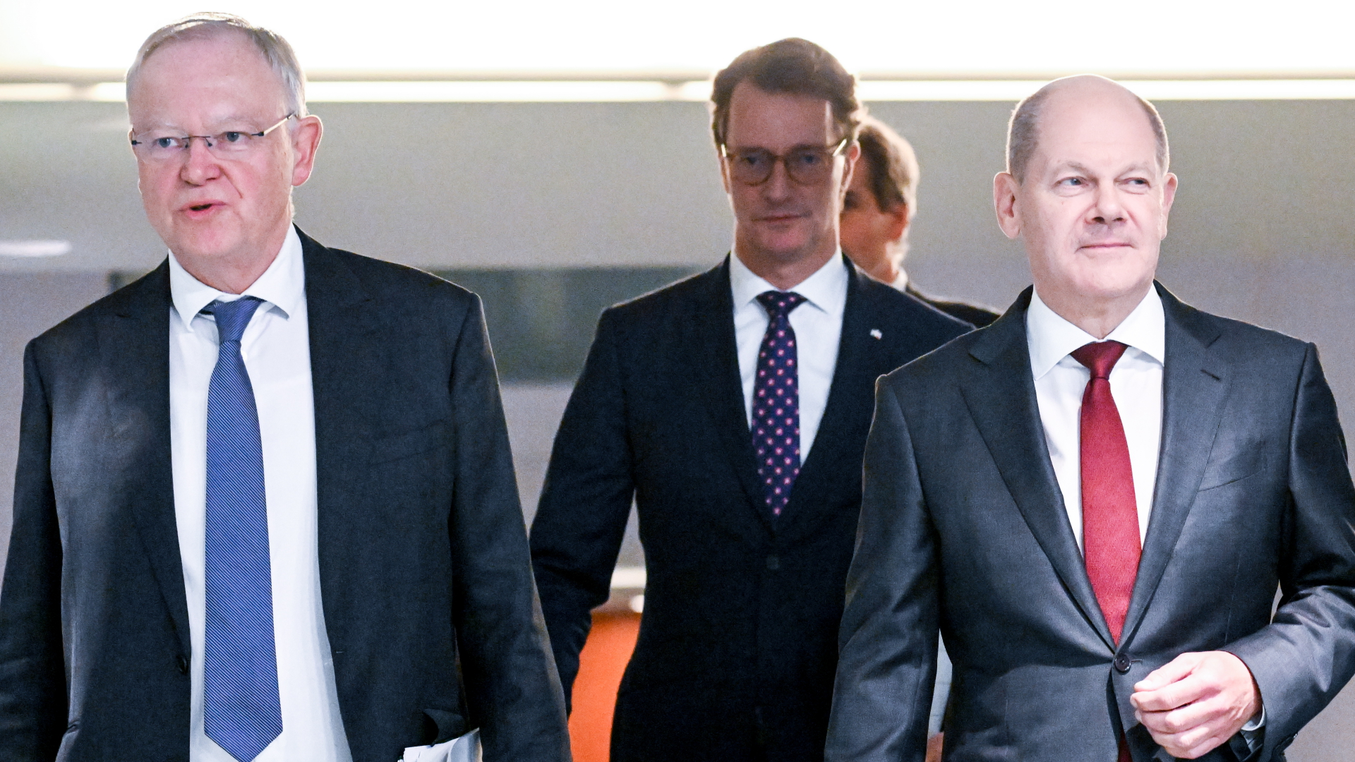 Niedersachsens Ministerpräsident Stephan Weil, Nordrhein-Westfalens Ministerpräsident Hendrik Wüst und Bundeskanzler Olaf Scholz | EPA