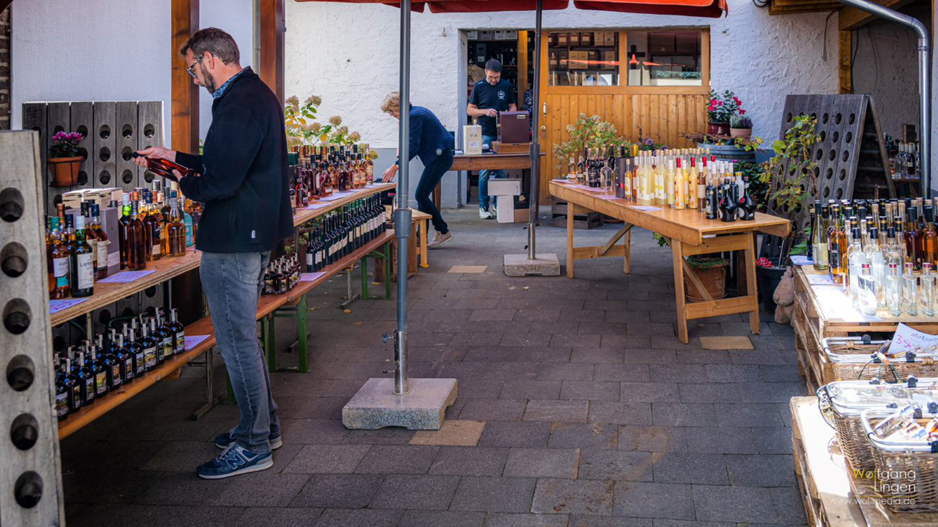 Weinhändler Danko beim Lagerverkauf | Volker Danko