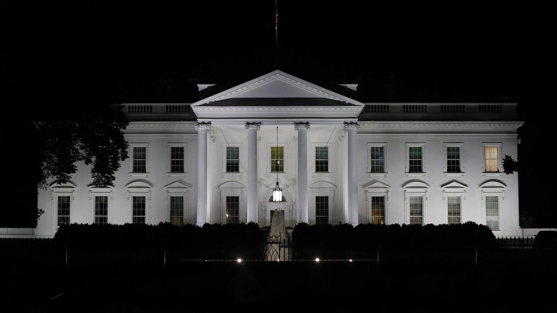Das Weiße Haus in Washington wird in der Dunkelheit angestrahlt. | Bildquelle: dpa